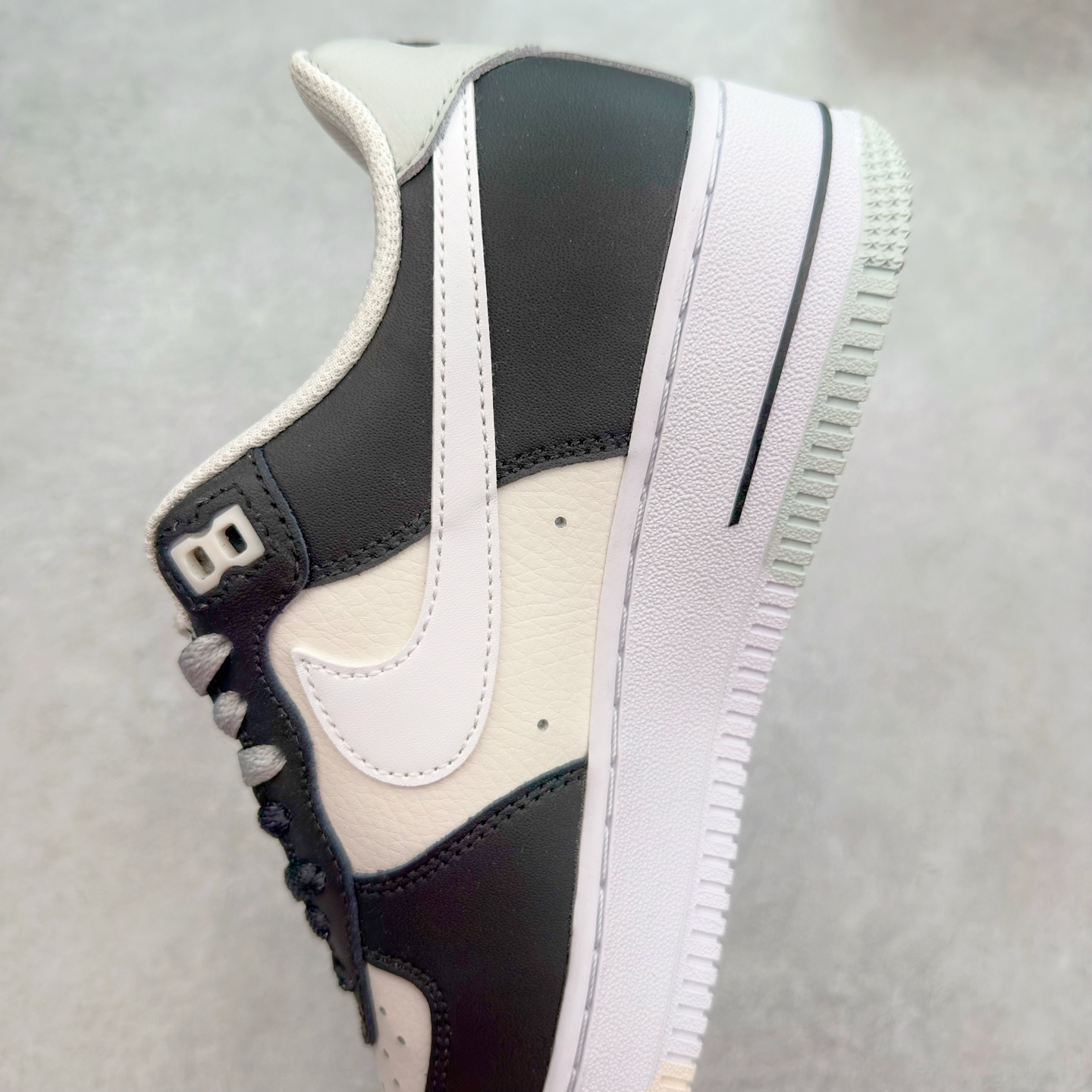 图片[7]-＃XT纯原 NK Air Force 1´07 Low 空军一号低帮百搭休闲运动板鞋 FD2592-002 顶级批次 2022全新楦头鞋型 鱼鳞大底 历时开发三个月 清洁度完美 二维码鞋标 内置芯片及solo气垫 大底高度及其弧度依照正品 钢印 logo刺绣 鞋口弧度 鞋头长度 鞋面冲孔 鞋垫背胶及钢印 完美鞋型对比正品 每一处都是细节满满 柔软、弹性十足的缓震性能和出色的中底设计 横跨复古与现代的外型结合 造就出风靡全球 三十多年的Force 1 直到今天还深受青睐 实拍调校N版已经零色差零失真 百分百还原实物色彩所见即所得 不存在货不对板色差等低级问题 选购参考实物拍摄 不混卖不参货 只用心做好货严格选品 承诺混一赔十 尺码：36 36.5 37.5 38 38.5 39 40 40.5 41 42 42.5 43 44 44.5 45-选品中心