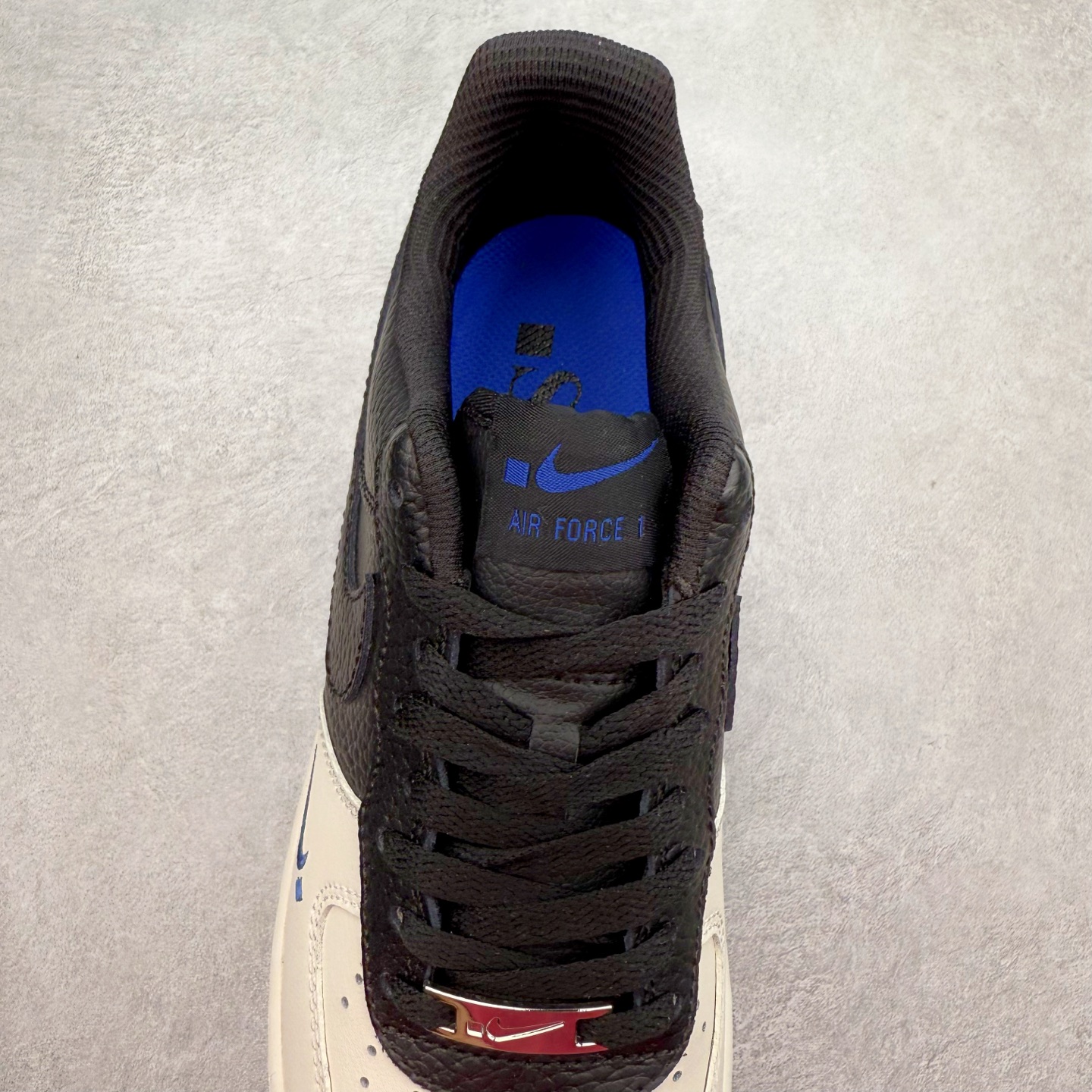 图片[5]-＃XT纯原 NK Air Force 1´07 Low 空军一号低帮百搭休闲运动板鞋 FQ2103-001 顶级批次 2022全新楦头鞋型 鱼鳞大底 历时开发三个月 清洁度完美 二维码鞋标 内置芯片及solo气垫 大底高度及其弧度依照正品 钢印 logo刺绣 鞋口弧度 鞋头长度 鞋面冲孔 鞋垫背胶及钢印 完美鞋型对比正品 每一处都是细节满满 柔软、弹性十足的缓震性能和出色的中底设计 横跨复古与现代的外型结合 造就出风靡全球 三十多年的Force 1 直到今天还深受青睐 实拍调校N版已经零色差零失真 百分百还原实物色彩所见即所得 不存在货不对板色差等低级问题 选购参考实物拍摄 不混卖不参货 只用心做好货严格选品 承诺混一赔十 尺码：36 36.5 37.5 38 38.5 39 40 40.5 41 42 42.5 43 44 44.5 45-选品中心