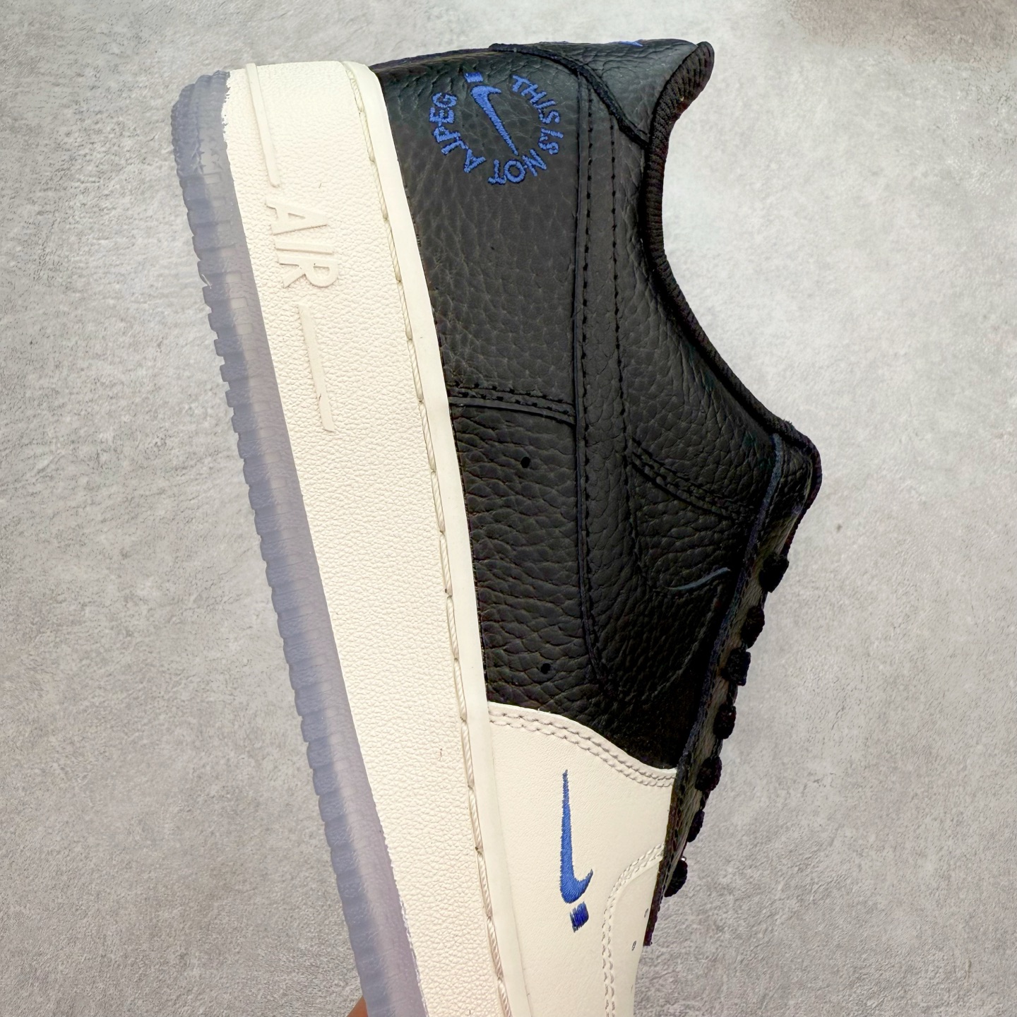 图片[6]-＃XT纯原 NK Air Force 1´07 Low 空军一号低帮百搭休闲运动板鞋 FQ2103-001 顶级批次 2022全新楦头鞋型 鱼鳞大底 历时开发三个月 清洁度完美 二维码鞋标 内置芯片及solo气垫 大底高度及其弧度依照正品 钢印 logo刺绣 鞋口弧度 鞋头长度 鞋面冲孔 鞋垫背胶及钢印 完美鞋型对比正品 每一处都是细节满满 柔软、弹性十足的缓震性能和出色的中底设计 横跨复古与现代的外型结合 造就出风靡全球 三十多年的Force 1 直到今天还深受青睐 实拍调校N版已经零色差零失真 百分百还原实物色彩所见即所得 不存在货不对板色差等低级问题 选购参考实物拍摄 不混卖不参货 只用心做好货严格选品 承诺混一赔十 尺码：36 36.5 37.5 38 38.5 39 40 40.5 41 42 42.5 43 44 44.5 45-选品中心