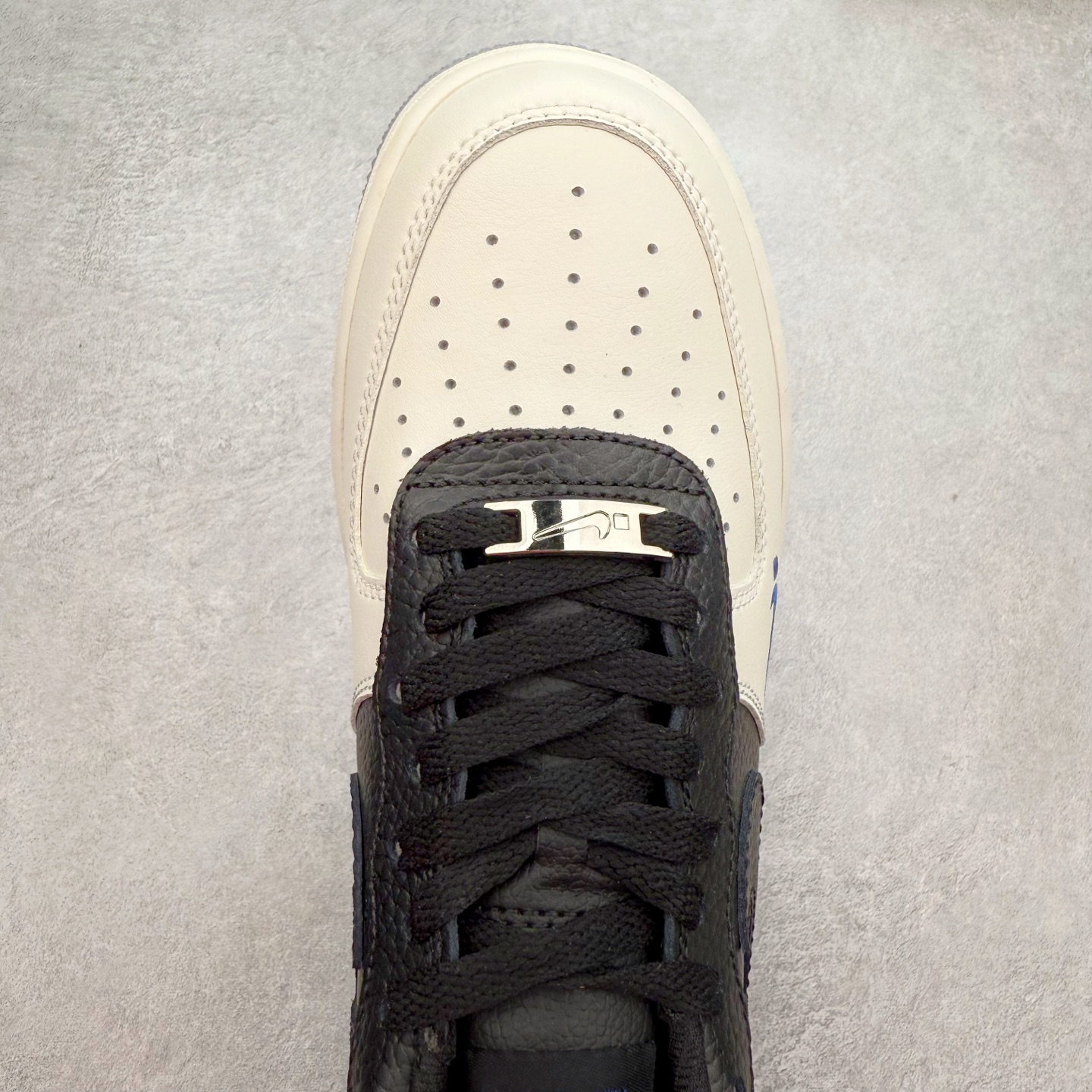 图片[4]-＃XT纯原 NK Air Force 1´07 Low 空军一号低帮百搭休闲运动板鞋 FQ2103-001 顶级批次 2022全新楦头鞋型 鱼鳞大底 历时开发三个月 清洁度完美 二维码鞋标 内置芯片及solo气垫 大底高度及其弧度依照正品 钢印 logo刺绣 鞋口弧度 鞋头长度 鞋面冲孔 鞋垫背胶及钢印 完美鞋型对比正品 每一处都是细节满满 柔软、弹性十足的缓震性能和出色的中底设计 横跨复古与现代的外型结合 造就出风靡全球 三十多年的Force 1 直到今天还深受青睐 实拍调校N版已经零色差零失真 百分百还原实物色彩所见即所得 不存在货不对板色差等低级问题 选购参考实物拍摄 不混卖不参货 只用心做好货严格选品 承诺混一赔十 尺码：36 36.5 37.5 38 38.5 39 40 40.5 41 42 42.5 43 44 44.5 45-选品中心