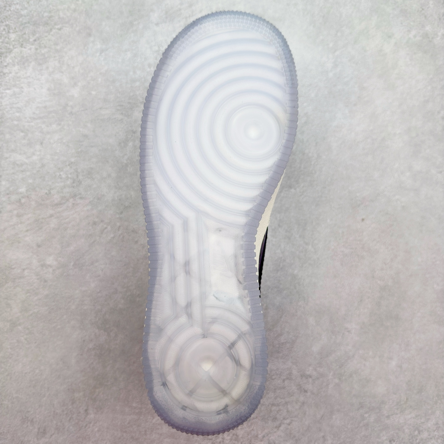 图片[9]-＃XT纯原 NK Air Force 1´07 Low 空军一号低帮百搭休闲运动板鞋 FQ2103-001 顶级批次 2022全新楦头鞋型 鱼鳞大底 历时开发三个月 清洁度完美 二维码鞋标 内置芯片及solo气垫 大底高度及其弧度依照正品 钢印 logo刺绣 鞋口弧度 鞋头长度 鞋面冲孔 鞋垫背胶及钢印 完美鞋型对比正品 每一处都是细节满满 柔软、弹性十足的缓震性能和出色的中底设计 横跨复古与现代的外型结合 造就出风靡全球 三十多年的Force 1 直到今天还深受青睐 实拍调校N版已经零色差零失真 百分百还原实物色彩所见即所得 不存在货不对板色差等低级问题 选购参考实物拍摄 不混卖不参货 只用心做好货严格选品 承诺混一赔十 尺码：36 36.5 37.5 38 38.5 39 40 40.5 41 42 42.5 43 44 44.5 45-选品中心