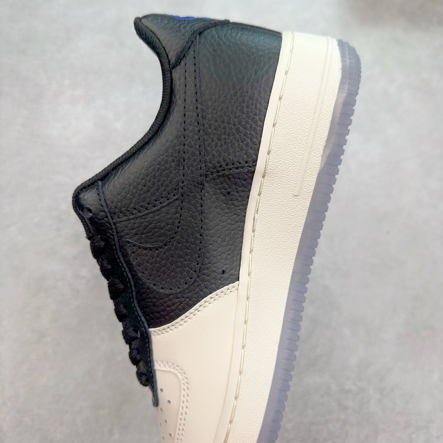 图片[7]-＃XT纯原 NK Air Force 1´07 Low 空军一号低帮百搭休闲运动板鞋 FQ2103-001 顶级批次 2022全新楦头鞋型 鱼鳞大底 历时开发三个月 清洁度完美 二维码鞋标 内置芯片及solo气垫 大底高度及其弧度依照正品 钢印 logo刺绣 鞋口弧度 鞋头长度 鞋面冲孔 鞋垫背胶及钢印 完美鞋型对比正品 每一处都是细节满满 柔软、弹性十足的缓震性能和出色的中底设计 横跨复古与现代的外型结合 造就出风靡全球 三十多年的Force 1 直到今天还深受青睐 实拍调校N版已经零色差零失真 百分百还原实物色彩所见即所得 不存在货不对板色差等低级问题 选购参考实物拍摄 不混卖不参货 只用心做好货严格选品 承诺混一赔十 尺码：36 36.5 37.5 38 38.5 39 40 40.5 41 42 42.5 43 44 44.5 45-选品中心