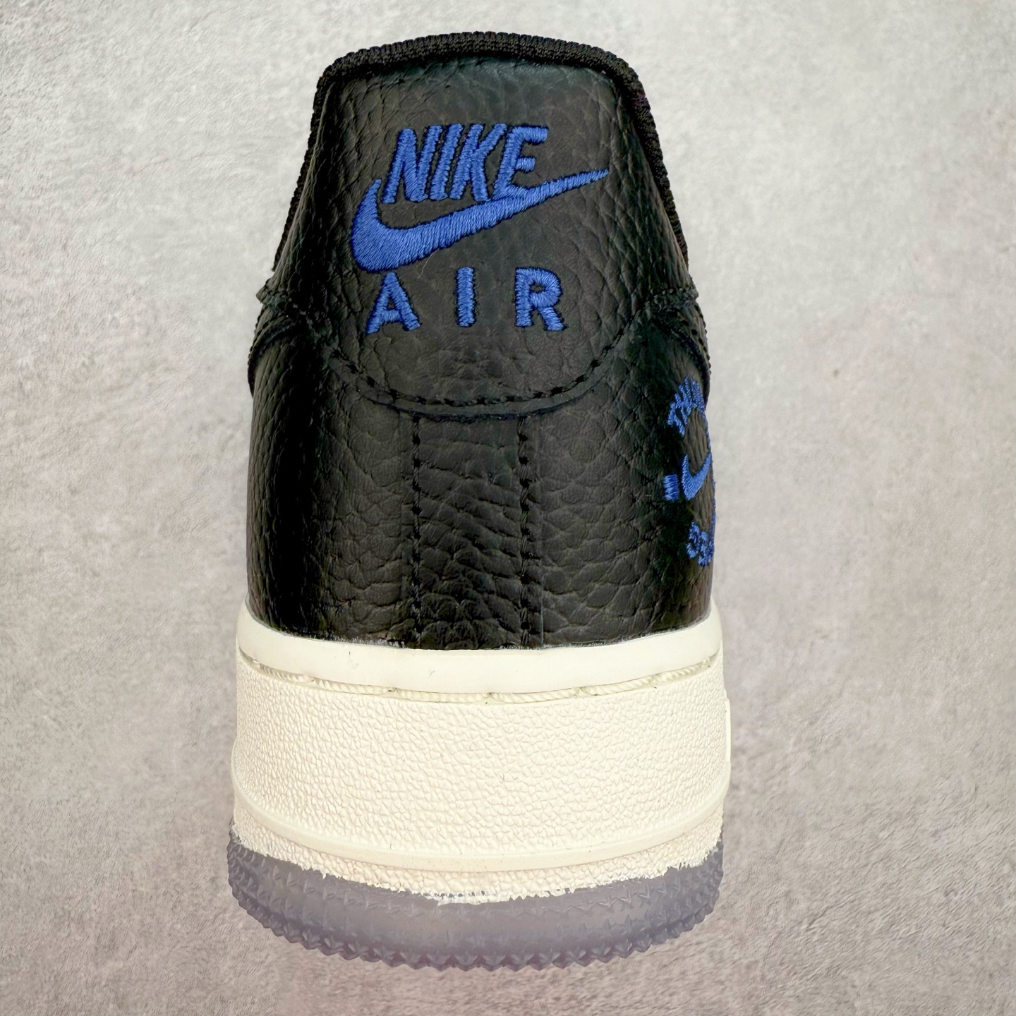 图片[8]-＃XT纯原 NK Air Force 1´07 Low 空军一号低帮百搭休闲运动板鞋 FQ2103-001 顶级批次 2022全新楦头鞋型 鱼鳞大底 历时开发三个月 清洁度完美 二维码鞋标 内置芯片及solo气垫 大底高度及其弧度依照正品 钢印 logo刺绣 鞋口弧度 鞋头长度 鞋面冲孔 鞋垫背胶及钢印 完美鞋型对比正品 每一处都是细节满满 柔软、弹性十足的缓震性能和出色的中底设计 横跨复古与现代的外型结合 造就出风靡全球 三十多年的Force 1 直到今天还深受青睐 实拍调校N版已经零色差零失真 百分百还原实物色彩所见即所得 不存在货不对板色差等低级问题 选购参考实物拍摄 不混卖不参货 只用心做好货严格选品 承诺混一赔十 尺码：36 36.5 37.5 38 38.5 39 40 40.5 41 42 42.5 43 44 44.5 45-选品中心