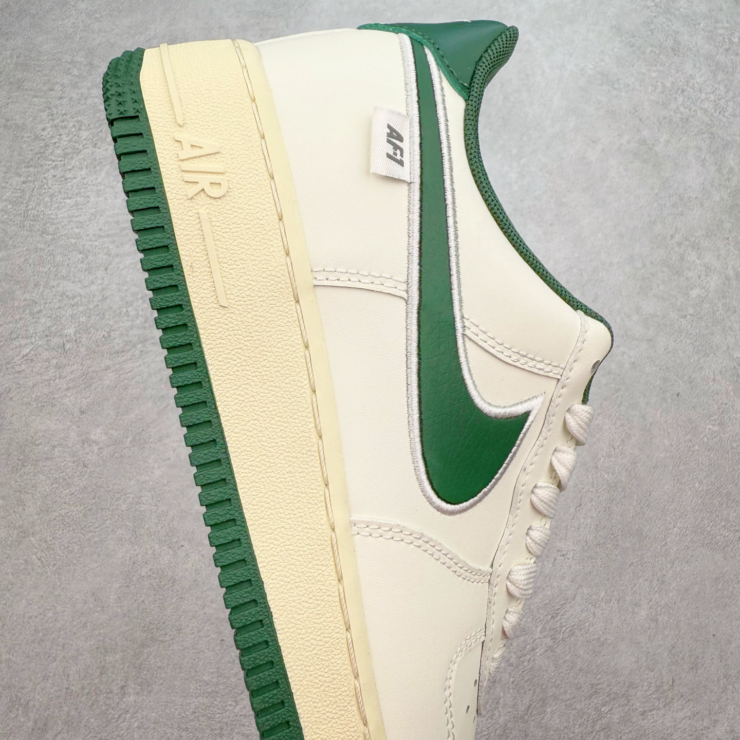 图片[6]-＃XT纯原 NK Air Force 1´07 Low 空军一号低帮百搭休闲运动板鞋 FV0392-100 顶级批次 2022全新楦头鞋型 鱼鳞大底 历时开发三个月 清洁度完美 二维码鞋标 内置芯片及solo气垫 大底高度及其弧度依照正品 钢印 logo刺绣 鞋口弧度 鞋头长度 鞋面冲孔 鞋垫背胶及钢印 完美鞋型对比正品 每一处都是细节满满 柔软、弹性十足的缓震性能和出色的中底设计 横跨复古与现代的外型结合 造就出风靡全球 三十多年的Force 1 直到今天还深受青睐 实拍调校N版已经零色差零失真 百分百还原实物色彩所见即所得 不存在货不对板色差等低级问题 选购参考实物拍摄 不混卖不参货 只用心做好货严格选品 承诺混一赔十 尺码：36 36.5 37.5 38 38.5 39 40 40.5 41 42 42.5 43 44 44.5 45-选品中心