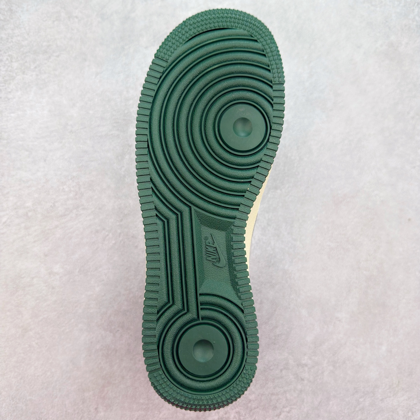 图片[9]-＃XT纯原 NK Air Force 1´07 Low 空军一号低帮百搭休闲运动板鞋 FV0392-100 顶级批次 2022全新楦头鞋型 鱼鳞大底 历时开发三个月 清洁度完美 二维码鞋标 内置芯片及solo气垫 大底高度及其弧度依照正品 钢印 logo刺绣 鞋口弧度 鞋头长度 鞋面冲孔 鞋垫背胶及钢印 完美鞋型对比正品 每一处都是细节满满 柔软、弹性十足的缓震性能和出色的中底设计 横跨复古与现代的外型结合 造就出风靡全球 三十多年的Force 1 直到今天还深受青睐 实拍调校N版已经零色差零失真 百分百还原实物色彩所见即所得 不存在货不对板色差等低级问题 选购参考实物拍摄 不混卖不参货 只用心做好货严格选品 承诺混一赔十 尺码：36 36.5 37.5 38 38.5 39 40 40.5 41 42 42.5 43 44 44.5 45-选品中心