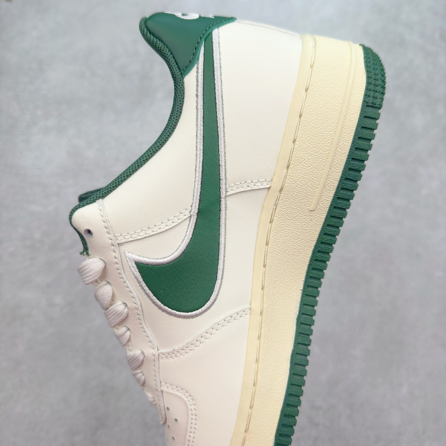 图片[7]-＃XT纯原 NK Air Force 1´07 Low 空军一号低帮百搭休闲运动板鞋 FV0392-100 顶级批次 2022全新楦头鞋型 鱼鳞大底 历时开发三个月 清洁度完美 二维码鞋标 内置芯片及solo气垫 大底高度及其弧度依照正品 钢印 logo刺绣 鞋口弧度 鞋头长度 鞋面冲孔 鞋垫背胶及钢印 完美鞋型对比正品 每一处都是细节满满 柔软、弹性十足的缓震性能和出色的中底设计 横跨复古与现代的外型结合 造就出风靡全球 三十多年的Force 1 直到今天还深受青睐 实拍调校N版已经零色差零失真 百分百还原实物色彩所见即所得 不存在货不对板色差等低级问题 选购参考实物拍摄 不混卖不参货 只用心做好货严格选品 承诺混一赔十 尺码：36 36.5 37.5 38 38.5 39 40 40.5 41 42 42.5 43 44 44.5 45-选品中心