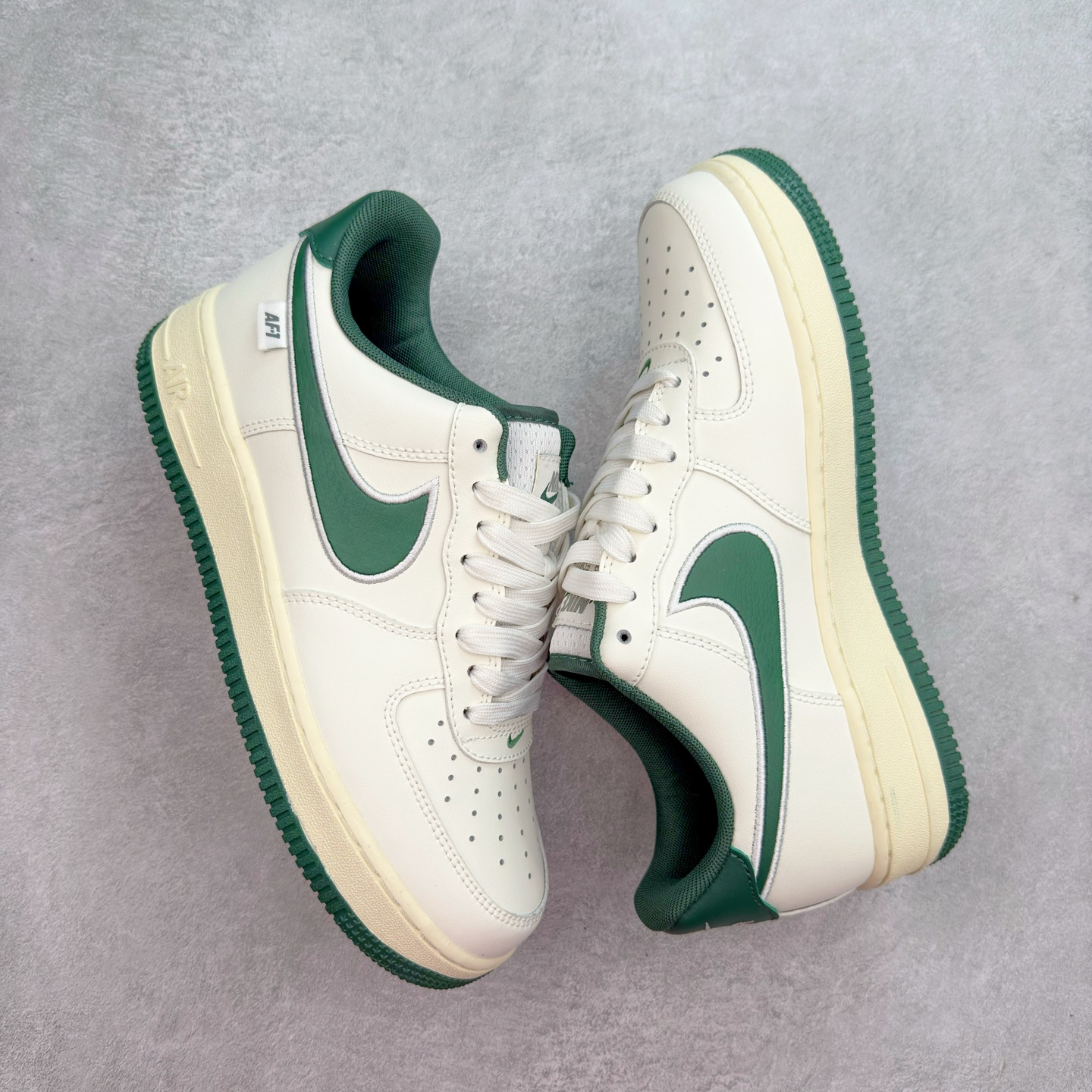 图片[3]-＃XT纯原 NK Air Force 1´07 Low 空军一号低帮百搭休闲运动板鞋 FV0392-100 顶级批次 2022全新楦头鞋型 鱼鳞大底 历时开发三个月 清洁度完美 二维码鞋标 内置芯片及solo气垫 大底高度及其弧度依照正品 钢印 logo刺绣 鞋口弧度 鞋头长度 鞋面冲孔 鞋垫背胶及钢印 完美鞋型对比正品 每一处都是细节满满 柔软、弹性十足的缓震性能和出色的中底设计 横跨复古与现代的外型结合 造就出风靡全球 三十多年的Force 1 直到今天还深受青睐 实拍调校N版已经零色差零失真 百分百还原实物色彩所见即所得 不存在货不对板色差等低级问题 选购参考实物拍摄 不混卖不参货 只用心做好货严格选品 承诺混一赔十 尺码：36 36.5 37.5 38 38.5 39 40 40.5 41 42 42.5 43 44 44.5 45-选品中心