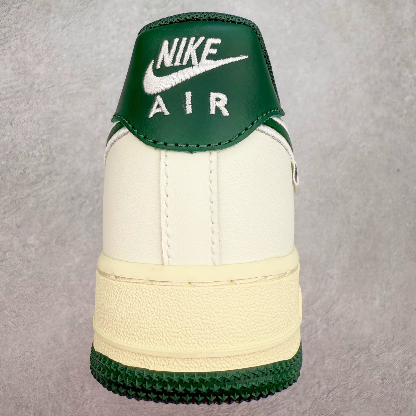 图片[8]-＃XT纯原 NK Air Force 1´07 Low 空军一号低帮百搭休闲运动板鞋 FV0392-100 顶级批次 2022全新楦头鞋型 鱼鳞大底 历时开发三个月 清洁度完美 二维码鞋标 内置芯片及solo气垫 大底高度及其弧度依照正品 钢印 logo刺绣 鞋口弧度 鞋头长度 鞋面冲孔 鞋垫背胶及钢印 完美鞋型对比正品 每一处都是细节满满 柔软、弹性十足的缓震性能和出色的中底设计 横跨复古与现代的外型结合 造就出风靡全球 三十多年的Force 1 直到今天还深受青睐 实拍调校N版已经零色差零失真 百分百还原实物色彩所见即所得 不存在货不对板色差等低级问题 选购参考实物拍摄 不混卖不参货 只用心做好货严格选品 承诺混一赔十 尺码：36 36.5 37.5 38 38.5 39 40 40.5 41 42 42.5 43 44 44.5 45-选品中心