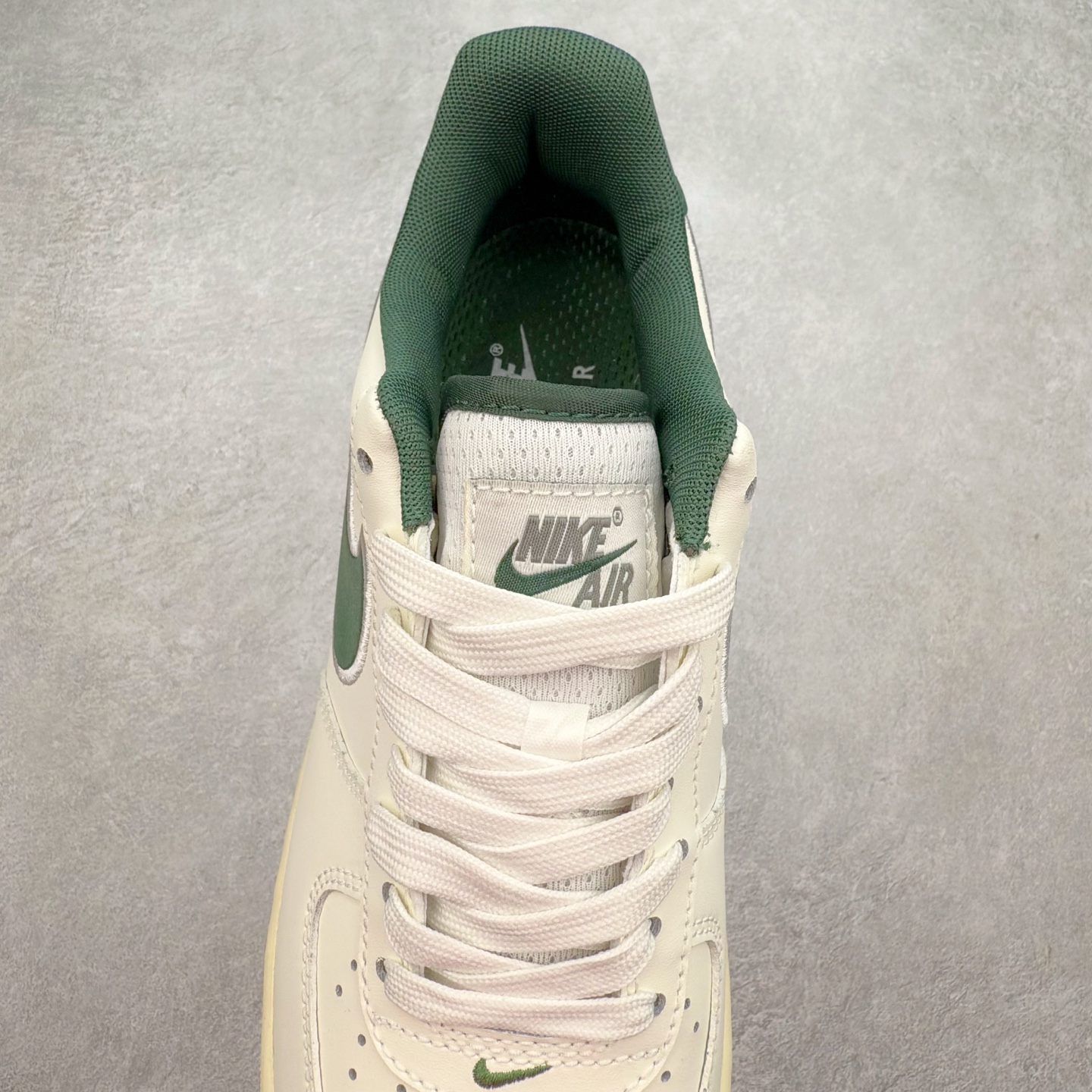 图片[5]-＃XT纯原 NK Air Force 1´07 Low 空军一号低帮百搭休闲运动板鞋 FV0392-100 顶级批次 2022全新楦头鞋型 鱼鳞大底 历时开发三个月 清洁度完美 二维码鞋标 内置芯片及solo气垫 大底高度及其弧度依照正品 钢印 logo刺绣 鞋口弧度 鞋头长度 鞋面冲孔 鞋垫背胶及钢印 完美鞋型对比正品 每一处都是细节满满 柔软、弹性十足的缓震性能和出色的中底设计 横跨复古与现代的外型结合 造就出风靡全球 三十多年的Force 1 直到今天还深受青睐 实拍调校N版已经零色差零失真 百分百还原实物色彩所见即所得 不存在货不对板色差等低级问题 选购参考实物拍摄 不混卖不参货 只用心做好货严格选品 承诺混一赔十 尺码：36 36.5 37.5 38 38.5 39 40 40.5 41 42 42.5 43 44 44.5 45-选品中心