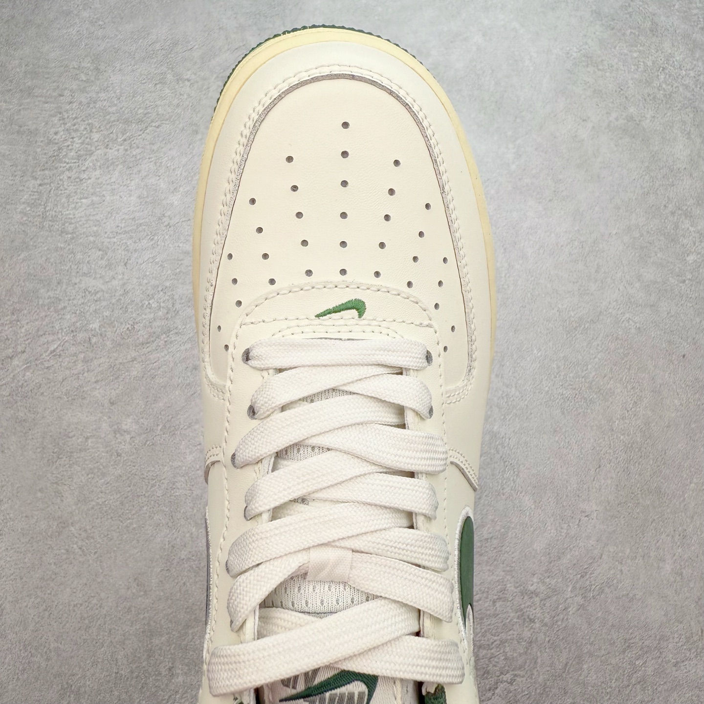 图片[4]-＃XT纯原 NK Air Force 1´07 Low 空军一号低帮百搭休闲运动板鞋 FV0392-100 顶级批次 2022全新楦头鞋型 鱼鳞大底 历时开发三个月 清洁度完美 二维码鞋标 内置芯片及solo气垫 大底高度及其弧度依照正品 钢印 logo刺绣 鞋口弧度 鞋头长度 鞋面冲孔 鞋垫背胶及钢印 完美鞋型对比正品 每一处都是细节满满 柔软、弹性十足的缓震性能和出色的中底设计 横跨复古与现代的外型结合 造就出风靡全球 三十多年的Force 1 直到今天还深受青睐 实拍调校N版已经零色差零失真 百分百还原实物色彩所见即所得 不存在货不对板色差等低级问题 选购参考实物拍摄 不混卖不参货 只用心做好货严格选品 承诺混一赔十 尺码：36 36.5 37.5 38 38.5 39 40 40.5 41 42 42.5 43 44 44.5 45-选品中心