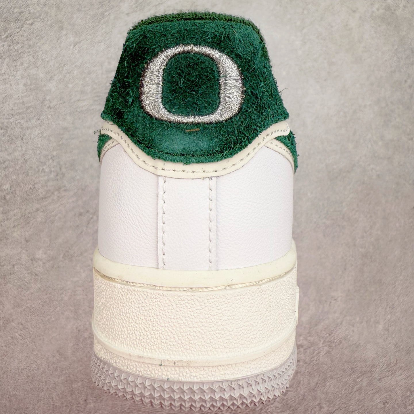 图片[8]-＃XT纯原 NK Air Force 1´07 Low 空军一号低帮百搭休闲运动板鞋 HF0012-100 顶级批次 2022全新楦头鞋型 鱼鳞大底 历时开发三个月 清洁度完美 二维码鞋标 内置芯片及solo气垫 大底高度及其弧度依照正品 钢印 logo刺绣 鞋口弧度 鞋头长度 鞋面冲孔 鞋垫背胶及钢印 完美鞋型对比正品 每一处都是细节满满 柔软、弹性十足的缓震性能和出色的中底设计 横跨复古与现代的外型结合 造就出风靡全球 三十多年的Force 1 直到今天还深受青睐 实拍调校N版已经零色差零失真 百分百还原实物色彩所见即所得 不存在货不对板色差等低级问题 选购参考实物拍摄 不混卖不参货 只用心做好货严格选品 承诺混一赔十 尺码：36 36.5 37.5 38 38.5 39 40 40.5 41 42 42.5 43 44 44.5 45-选品中心