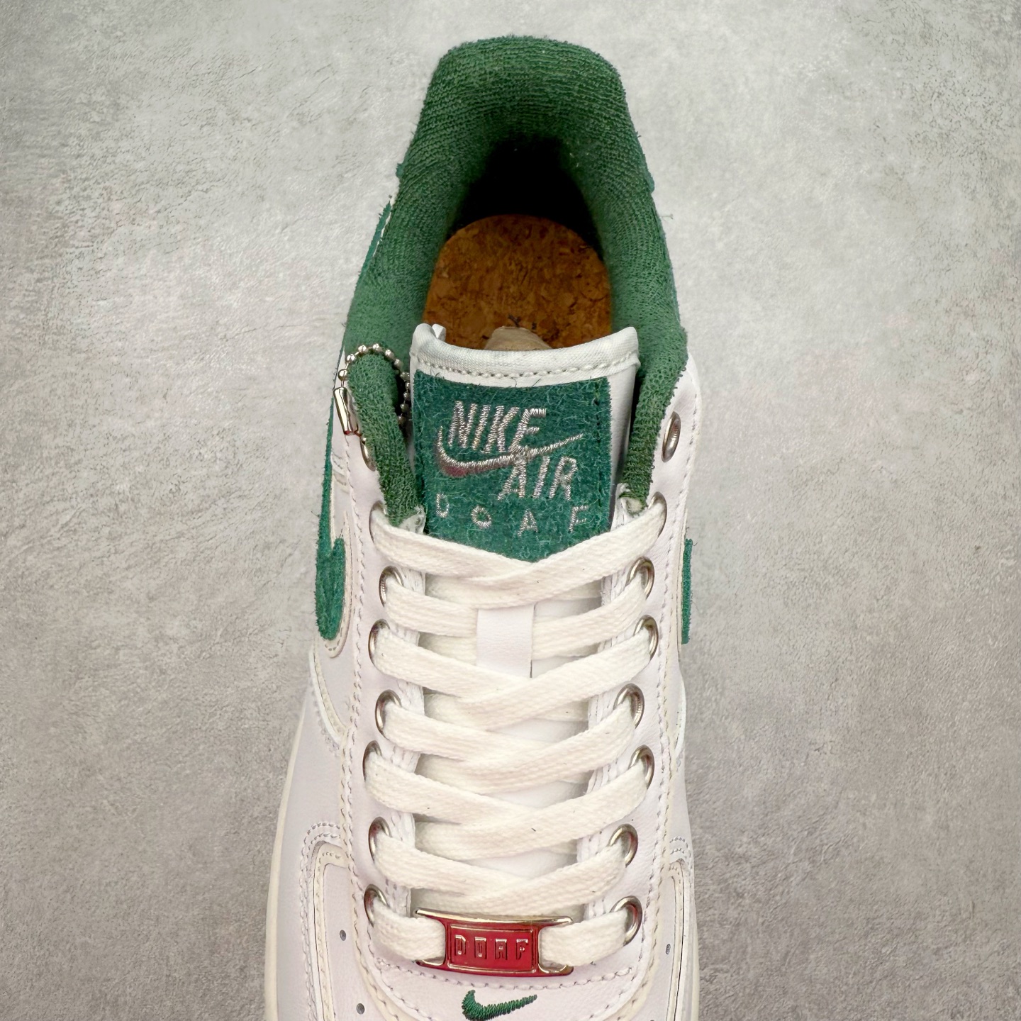 图片[5]-＃XT纯原 NK Air Force 1´07 Low 空军一号低帮百搭休闲运动板鞋 HF0012-100 顶级批次 2022全新楦头鞋型 鱼鳞大底 历时开发三个月 清洁度完美 二维码鞋标 内置芯片及solo气垫 大底高度及其弧度依照正品 钢印 logo刺绣 鞋口弧度 鞋头长度 鞋面冲孔 鞋垫背胶及钢印 完美鞋型对比正品 每一处都是细节满满 柔软、弹性十足的缓震性能和出色的中底设计 横跨复古与现代的外型结合 造就出风靡全球 三十多年的Force 1 直到今天还深受青睐 实拍调校N版已经零色差零失真 百分百还原实物色彩所见即所得 不存在货不对板色差等低级问题 选购参考实物拍摄 不混卖不参货 只用心做好货严格选品 承诺混一赔十 尺码：36 36.5 37.5 38 38.5 39 40 40.5 41 42 42.5 43 44 44.5 45-选品中心