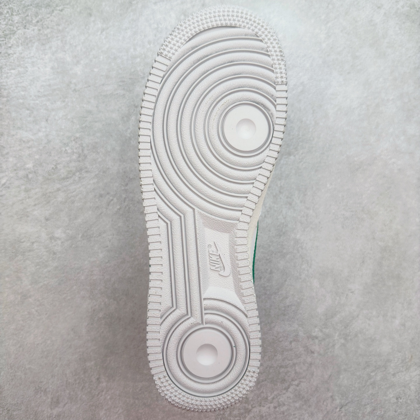 图片[9]-＃XT纯原 NK Air Force 1´07 Low 空军一号低帮百搭休闲运动板鞋 HF0012-100 顶级批次 2022全新楦头鞋型 鱼鳞大底 历时开发三个月 清洁度完美 二维码鞋标 内置芯片及solo气垫 大底高度及其弧度依照正品 钢印 logo刺绣 鞋口弧度 鞋头长度 鞋面冲孔 鞋垫背胶及钢印 完美鞋型对比正品 每一处都是细节满满 柔软、弹性十足的缓震性能和出色的中底设计 横跨复古与现代的外型结合 造就出风靡全球 三十多年的Force 1 直到今天还深受青睐 实拍调校N版已经零色差零失真 百分百还原实物色彩所见即所得 不存在货不对板色差等低级问题 选购参考实物拍摄 不混卖不参货 只用心做好货严格选品 承诺混一赔十 尺码：36 36.5 37.5 38 38.5 39 40 40.5 41 42 42.5 43 44 44.5 45-选品中心