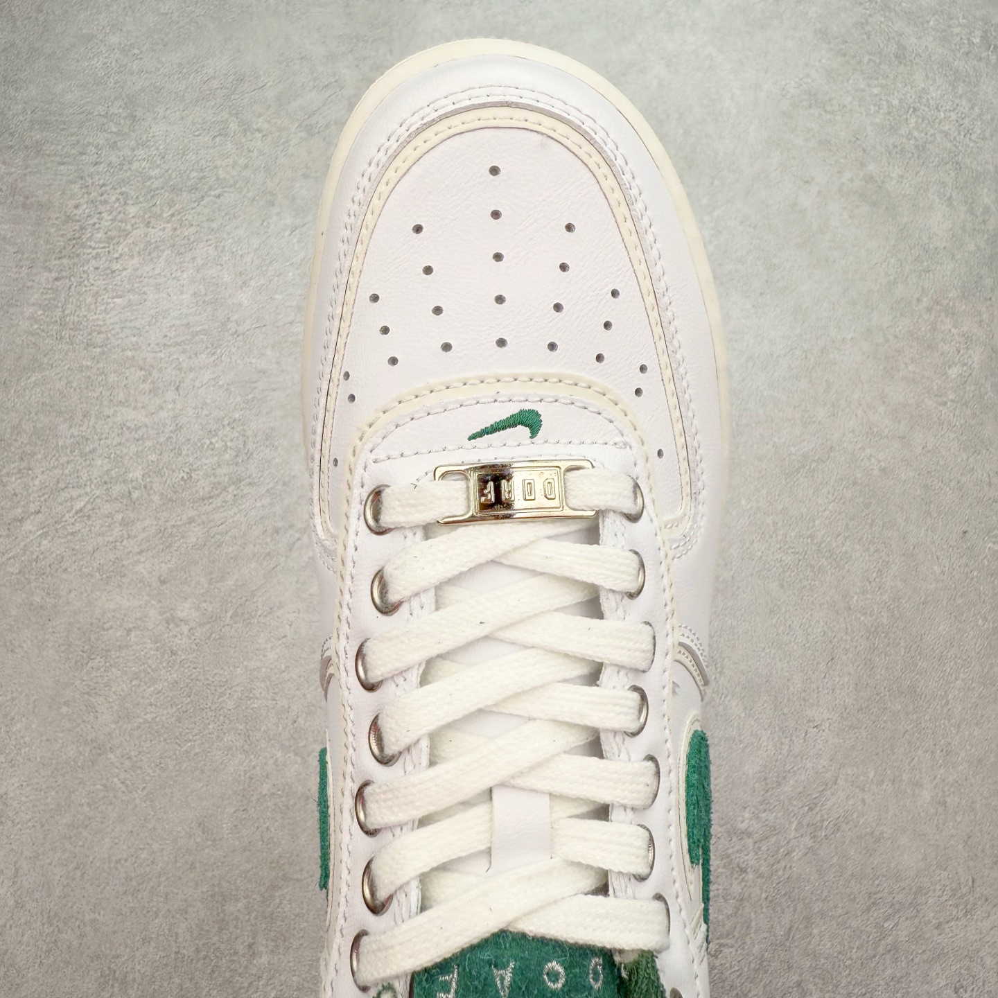 图片[4]-＃XT纯原 NK Air Force 1´07 Low 空军一号低帮百搭休闲运动板鞋 HF0012-100 顶级批次 2022全新楦头鞋型 鱼鳞大底 历时开发三个月 清洁度完美 二维码鞋标 内置芯片及solo气垫 大底高度及其弧度依照正品 钢印 logo刺绣 鞋口弧度 鞋头长度 鞋面冲孔 鞋垫背胶及钢印 完美鞋型对比正品 每一处都是细节满满 柔软、弹性十足的缓震性能和出色的中底设计 横跨复古与现代的外型结合 造就出风靡全球 三十多年的Force 1 直到今天还深受青睐 实拍调校N版已经零色差零失真 百分百还原实物色彩所见即所得 不存在货不对板色差等低级问题 选购参考实物拍摄 不混卖不参货 只用心做好货严格选品 承诺混一赔十 尺码：36 36.5 37.5 38 38.5 39 40 40.5 41 42 42.5 43 44 44.5 45-选品中心