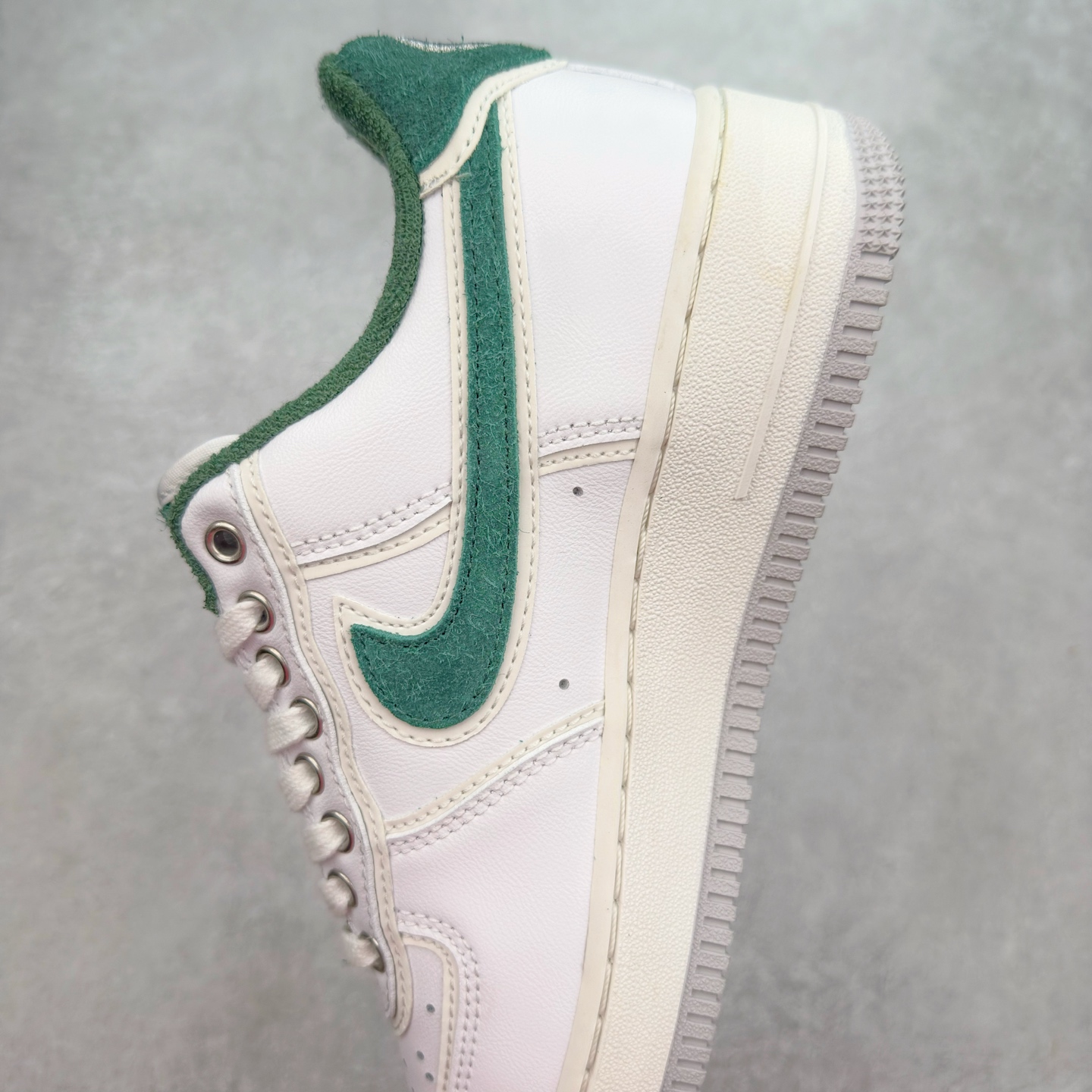 图片[7]-＃XT纯原 NK Air Force 1´07 Low 空军一号低帮百搭休闲运动板鞋 HF0012-100 顶级批次 2022全新楦头鞋型 鱼鳞大底 历时开发三个月 清洁度完美 二维码鞋标 内置芯片及solo气垫 大底高度及其弧度依照正品 钢印 logo刺绣 鞋口弧度 鞋头长度 鞋面冲孔 鞋垫背胶及钢印 完美鞋型对比正品 每一处都是细节满满 柔软、弹性十足的缓震性能和出色的中底设计 横跨复古与现代的外型结合 造就出风靡全球 三十多年的Force 1 直到今天还深受青睐 实拍调校N版已经零色差零失真 百分百还原实物色彩所见即所得 不存在货不对板色差等低级问题 选购参考实物拍摄 不混卖不参货 只用心做好货严格选品 承诺混一赔十 尺码：36 36.5 37.5 38 38.5 39 40 40.5 41 42 42.5 43 44 44.5 45-选品中心