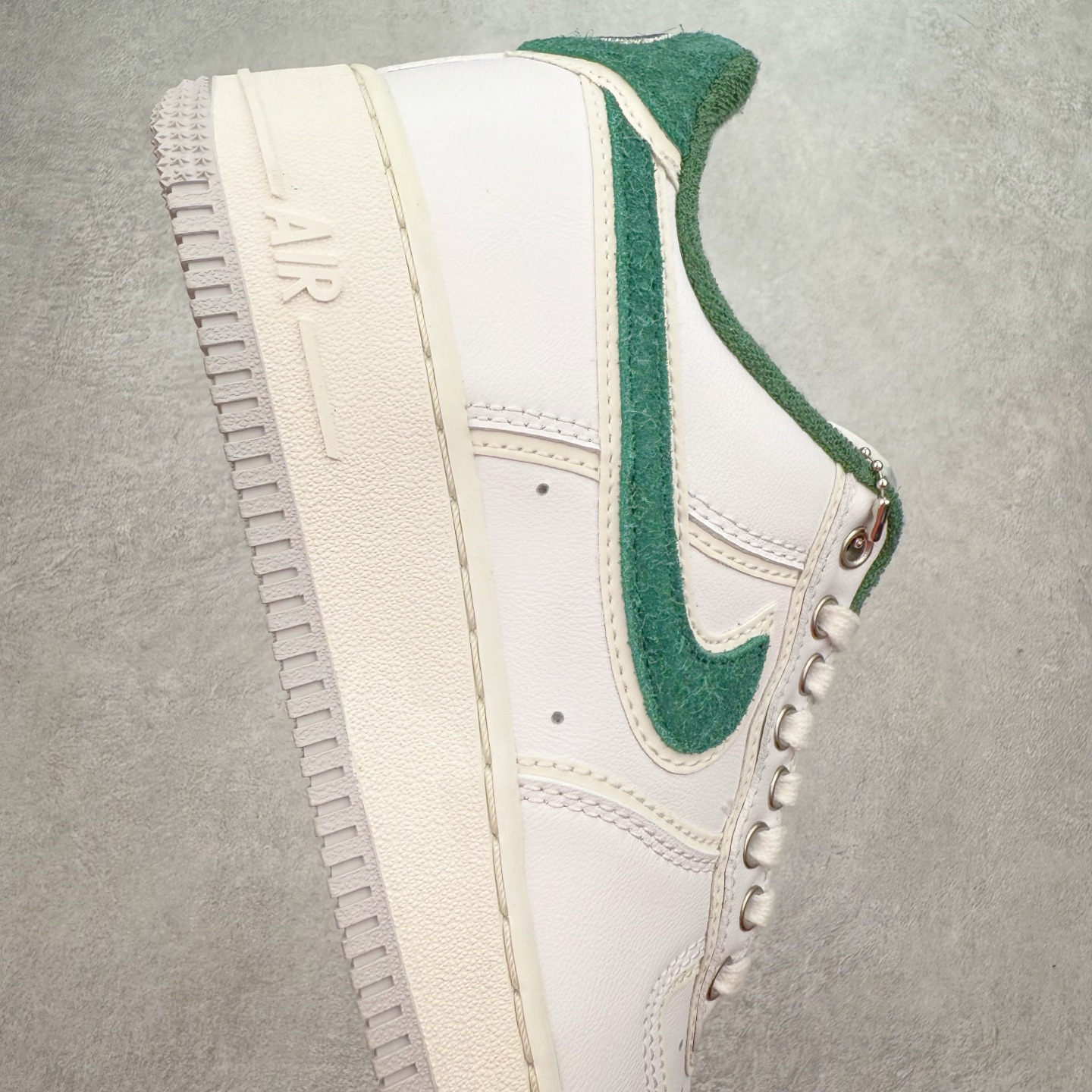 图片[6]-＃XT纯原 NK Air Force 1´07 Low 空军一号低帮百搭休闲运动板鞋 HF0012-100 顶级批次 2022全新楦头鞋型 鱼鳞大底 历时开发三个月 清洁度完美 二维码鞋标 内置芯片及solo气垫 大底高度及其弧度依照正品 钢印 logo刺绣 鞋口弧度 鞋头长度 鞋面冲孔 鞋垫背胶及钢印 完美鞋型对比正品 每一处都是细节满满 柔软、弹性十足的缓震性能和出色的中底设计 横跨复古与现代的外型结合 造就出风靡全球 三十多年的Force 1 直到今天还深受青睐 实拍调校N版已经零色差零失真 百分百还原实物色彩所见即所得 不存在货不对板色差等低级问题 选购参考实物拍摄 不混卖不参货 只用心做好货严格选品 承诺混一赔十 尺码：36 36.5 37.5 38 38.5 39 40 40.5 41 42 42.5 43 44 44.5 45-选品中心