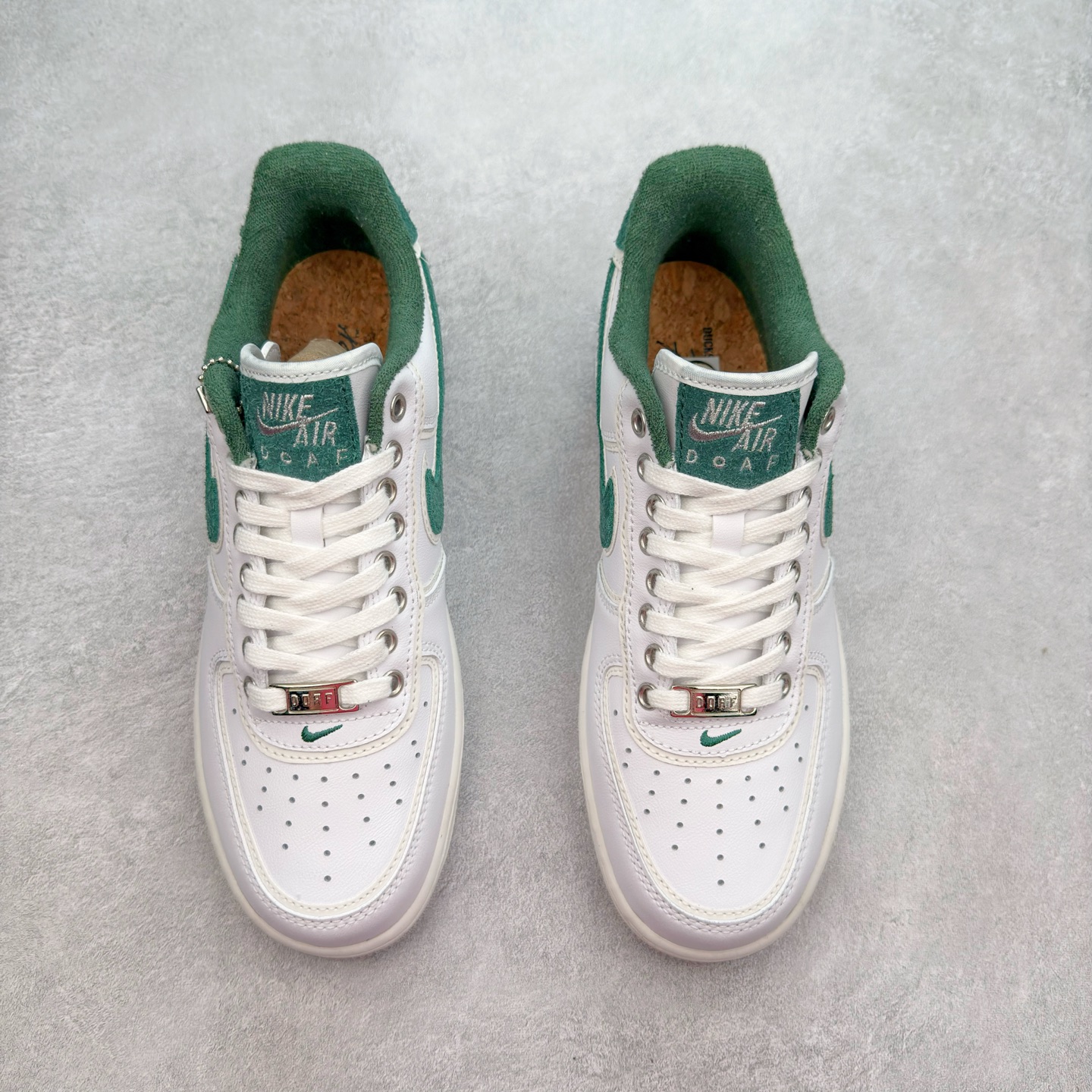 图片[2]-＃XT纯原 NK Air Force 1´07 Low 空军一号低帮百搭休闲运动板鞋 HF0012-100 顶级批次 2022全新楦头鞋型 鱼鳞大底 历时开发三个月 清洁度完美 二维码鞋标 内置芯片及solo气垫 大底高度及其弧度依照正品 钢印 logo刺绣 鞋口弧度 鞋头长度 鞋面冲孔 鞋垫背胶及钢印 完美鞋型对比正品 每一处都是细节满满 柔软、弹性十足的缓震性能和出色的中底设计 横跨复古与现代的外型结合 造就出风靡全球 三十多年的Force 1 直到今天还深受青睐 实拍调校N版已经零色差零失真 百分百还原实物色彩所见即所得 不存在货不对板色差等低级问题 选购参考实物拍摄 不混卖不参货 只用心做好货严格选品 承诺混一赔十 尺码：36 36.5 37.5 38 38.5 39 40 40.5 41 42 42.5 43 44 44.5 45-选品中心