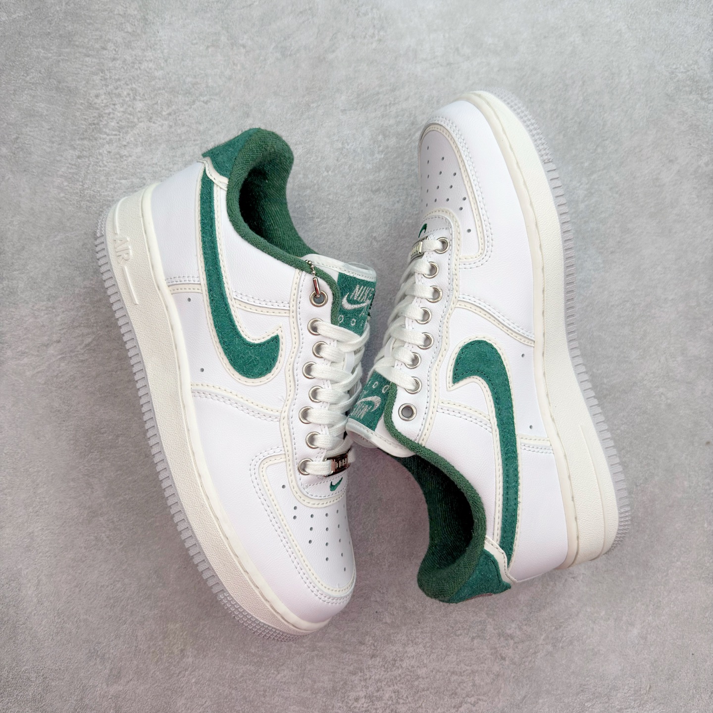 图片[3]-＃XT纯原 NK Air Force 1´07 Low 空军一号低帮百搭休闲运动板鞋 HF0012-100 顶级批次 2022全新楦头鞋型 鱼鳞大底 历时开发三个月 清洁度完美 二维码鞋标 内置芯片及solo气垫 大底高度及其弧度依照正品 钢印 logo刺绣 鞋口弧度 鞋头长度 鞋面冲孔 鞋垫背胶及钢印 完美鞋型对比正品 每一处都是细节满满 柔软、弹性十足的缓震性能和出色的中底设计 横跨复古与现代的外型结合 造就出风靡全球 三十多年的Force 1 直到今天还深受青睐 实拍调校N版已经零色差零失真 百分百还原实物色彩所见即所得 不存在货不对板色差等低级问题 选购参考实物拍摄 不混卖不参货 只用心做好货严格选品 承诺混一赔十 尺码：36 36.5 37.5 38 38.5 39 40 40.5 41 42 42.5 43 44 44.5 45-选品中心