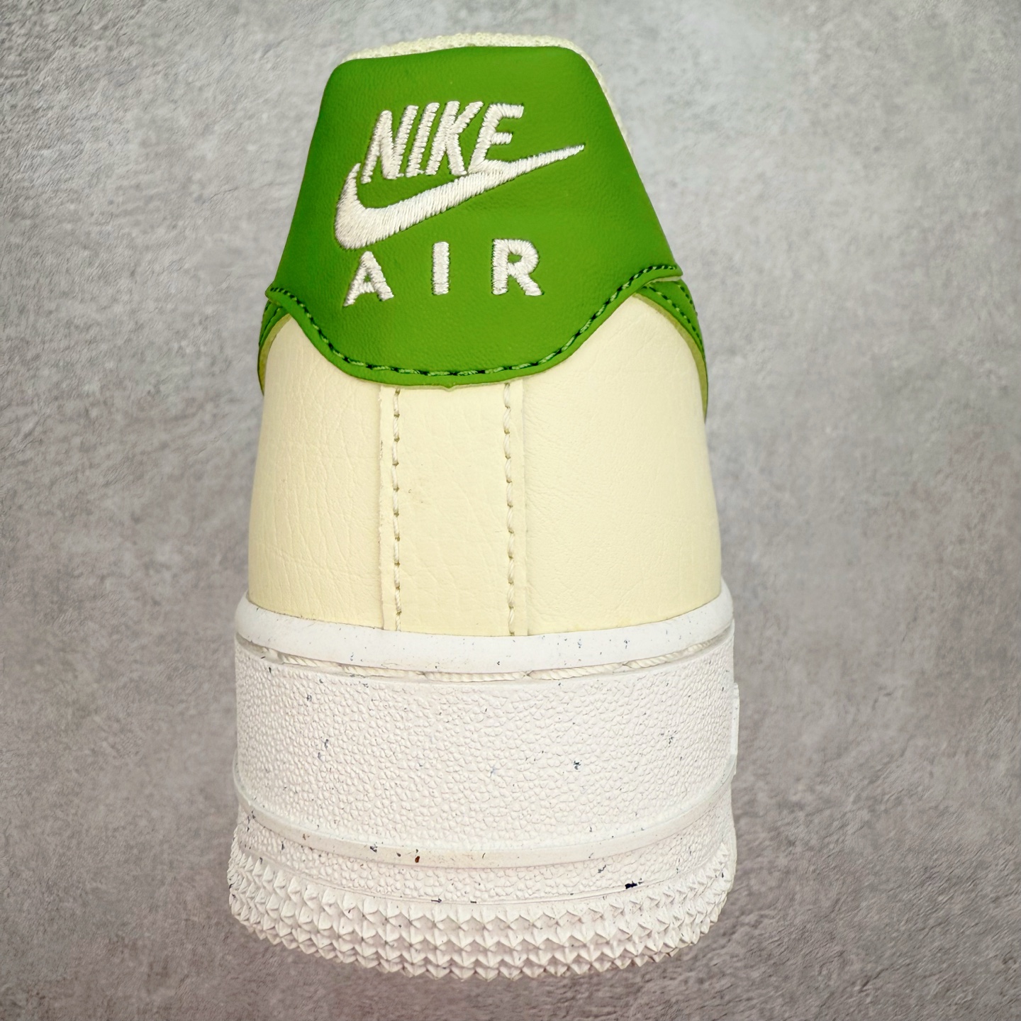 图片[8]-＃XT纯原 NK Air Force 1´07 Low 空军一号低帮百搭休闲运动板鞋 DV3808-102 顶级批次 2022全新楦头鞋型 鱼鳞大底 历时开发三个月 清洁度完美 二维码鞋标 内置芯片及solo气垫 大底高度及其弧度依照正品 钢印 logo刺绣 鞋口弧度 鞋头长度 鞋面冲孔 鞋垫背胶及钢印 完美鞋型对比正品 每一处都是细节满满 柔软、弹性十足的缓震性能和出色的中底设计 横跨复古与现代的外型结合 造就出风靡全球 三十多年的Force 1 直到今天还深受青睐 实拍调校N版已经零色差零失真 百分百还原实物色彩所见即所得 不存在货不对板色差等低级问题 选购参考实物拍摄 不混卖不参货 只用心做好货严格选品 承诺混一赔十 尺码：36 36.5 37.5 38 38.5 39 40 40.5 41 42 42.5 43 44 44.5 45-选品中心