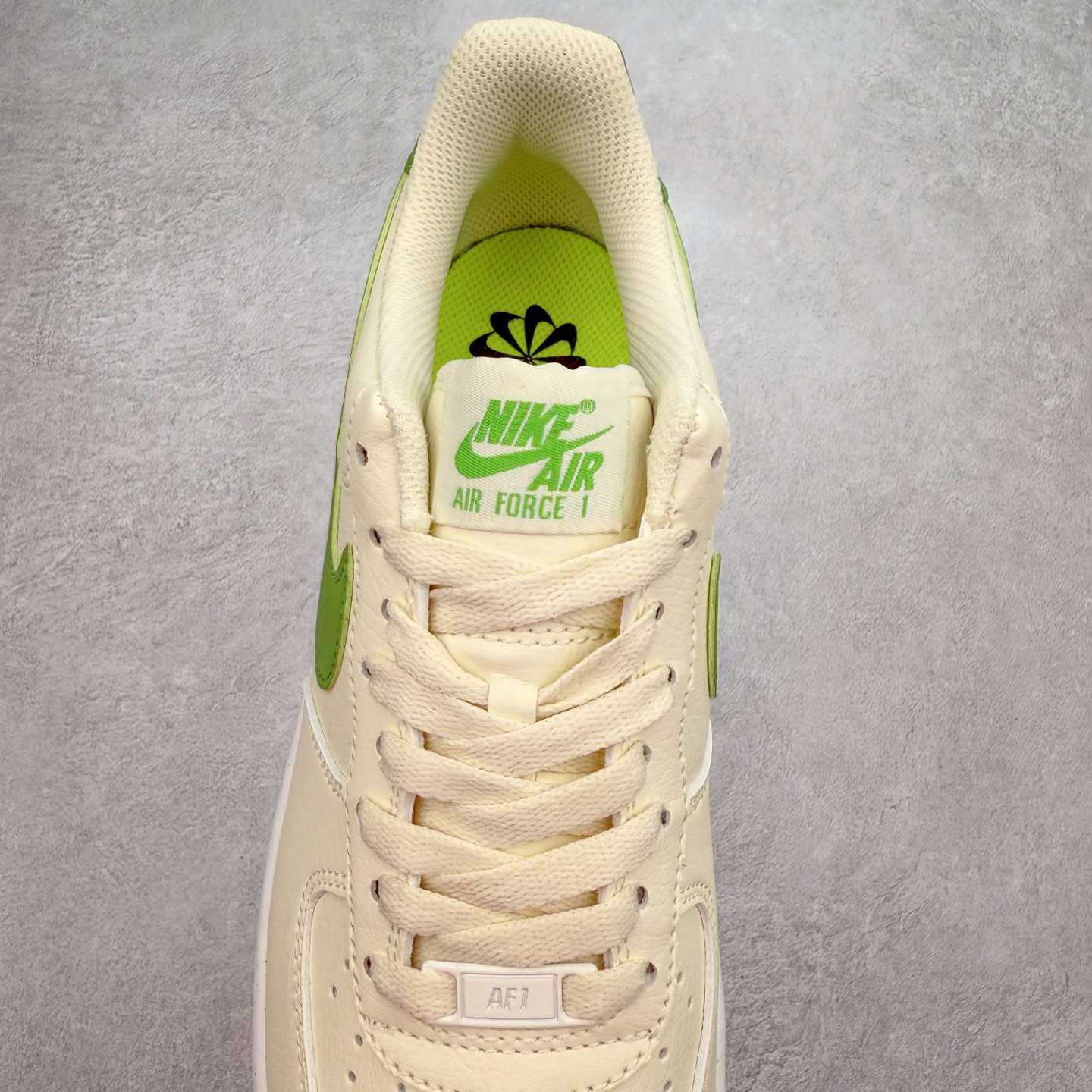 图片[5]-＃XT纯原 NK Air Force 1´07 Low 空军一号低帮百搭休闲运动板鞋 DV3808-102 顶级批次 2022全新楦头鞋型 鱼鳞大底 历时开发三个月 清洁度完美 二维码鞋标 内置芯片及solo气垫 大底高度及其弧度依照正品 钢印 logo刺绣 鞋口弧度 鞋头长度 鞋面冲孔 鞋垫背胶及钢印 完美鞋型对比正品 每一处都是细节满满 柔软、弹性十足的缓震性能和出色的中底设计 横跨复古与现代的外型结合 造就出风靡全球 三十多年的Force 1 直到今天还深受青睐 实拍调校N版已经零色差零失真 百分百还原实物色彩所见即所得 不存在货不对板色差等低级问题 选购参考实物拍摄 不混卖不参货 只用心做好货严格选品 承诺混一赔十 尺码：36 36.5 37.5 38 38.5 39 40 40.5 41 42 42.5 43 44 44.5 45-选品中心