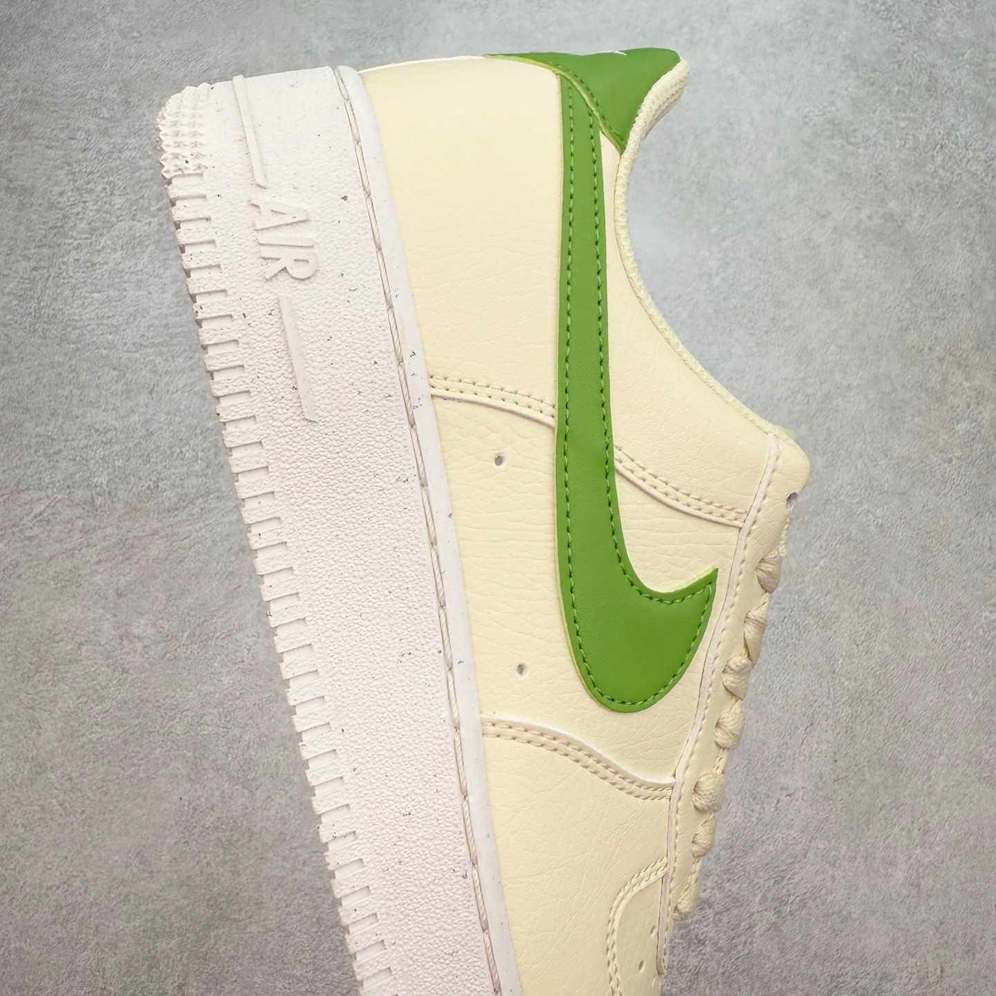 图片[6]-＃XT纯原 NK Air Force 1´07 Low 空军一号低帮百搭休闲运动板鞋 DV3808-102 顶级批次 2022全新楦头鞋型 鱼鳞大底 历时开发三个月 清洁度完美 二维码鞋标 内置芯片及solo气垫 大底高度及其弧度依照正品 钢印 logo刺绣 鞋口弧度 鞋头长度 鞋面冲孔 鞋垫背胶及钢印 完美鞋型对比正品 每一处都是细节满满 柔软、弹性十足的缓震性能和出色的中底设计 横跨复古与现代的外型结合 造就出风靡全球 三十多年的Force 1 直到今天还深受青睐 实拍调校N版已经零色差零失真 百分百还原实物色彩所见即所得 不存在货不对板色差等低级问题 选购参考实物拍摄 不混卖不参货 只用心做好货严格选品 承诺混一赔十 尺码：36 36.5 37.5 38 38.5 39 40 40.5 41 42 42.5 43 44 44.5 45-选品中心