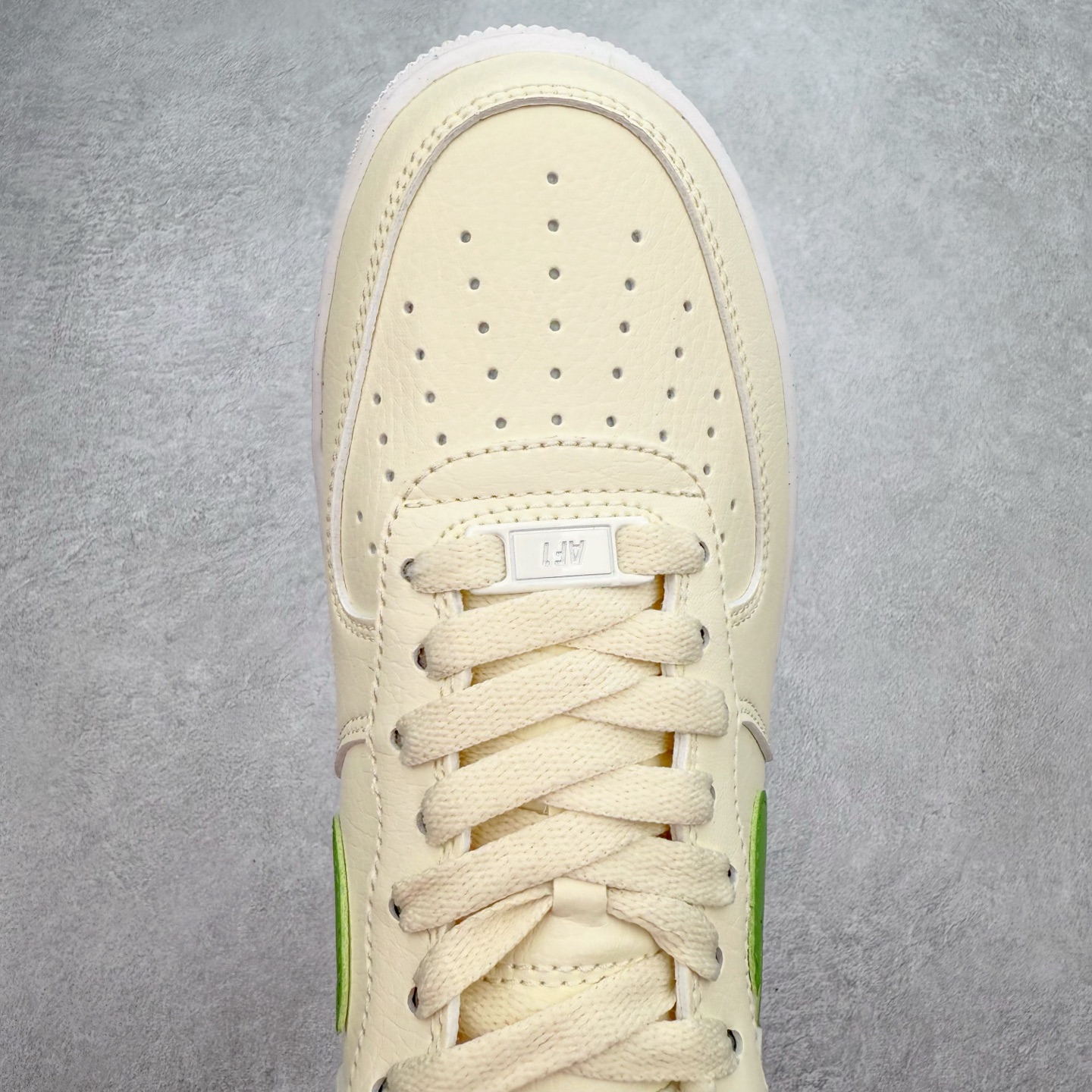 图片[4]-＃XT纯原 NK Air Force 1´07 Low 空军一号低帮百搭休闲运动板鞋 DV3808-102 顶级批次 2022全新楦头鞋型 鱼鳞大底 历时开发三个月 清洁度完美 二维码鞋标 内置芯片及solo气垫 大底高度及其弧度依照正品 钢印 logo刺绣 鞋口弧度 鞋头长度 鞋面冲孔 鞋垫背胶及钢印 完美鞋型对比正品 每一处都是细节满满 柔软、弹性十足的缓震性能和出色的中底设计 横跨复古与现代的外型结合 造就出风靡全球 三十多年的Force 1 直到今天还深受青睐 实拍调校N版已经零色差零失真 百分百还原实物色彩所见即所得 不存在货不对板色差等低级问题 选购参考实物拍摄 不混卖不参货 只用心做好货严格选品 承诺混一赔十 尺码：36 36.5 37.5 38 38.5 39 40 40.5 41 42 42.5 43 44 44.5 45-选品中心