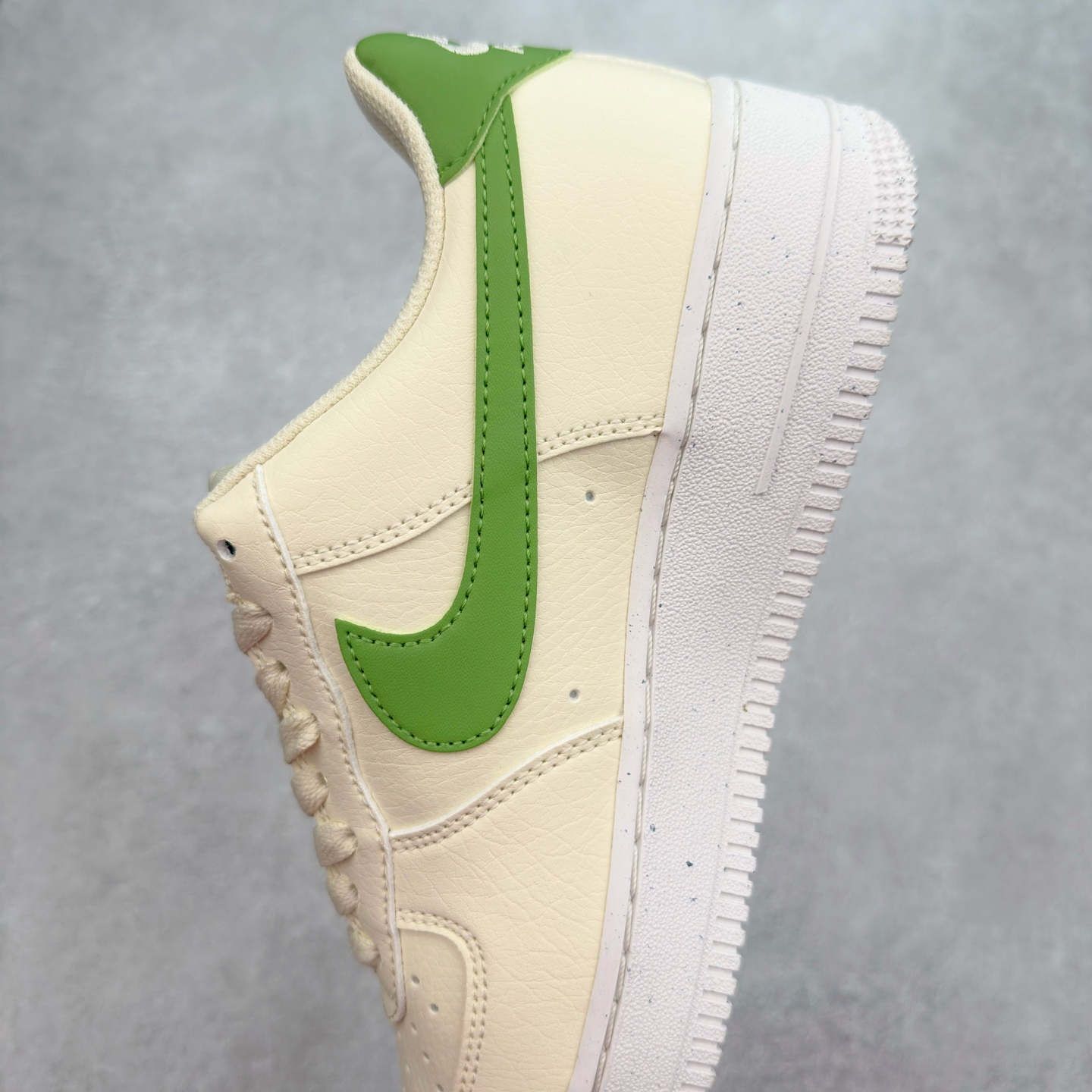 图片[7]-＃XT纯原 NK Air Force 1´07 Low 空军一号低帮百搭休闲运动板鞋 DV3808-102 顶级批次 2022全新楦头鞋型 鱼鳞大底 历时开发三个月 清洁度完美 二维码鞋标 内置芯片及solo气垫 大底高度及其弧度依照正品 钢印 logo刺绣 鞋口弧度 鞋头长度 鞋面冲孔 鞋垫背胶及钢印 完美鞋型对比正品 每一处都是细节满满 柔软、弹性十足的缓震性能和出色的中底设计 横跨复古与现代的外型结合 造就出风靡全球 三十多年的Force 1 直到今天还深受青睐 实拍调校N版已经零色差零失真 百分百还原实物色彩所见即所得 不存在货不对板色差等低级问题 选购参考实物拍摄 不混卖不参货 只用心做好货严格选品 承诺混一赔十 尺码：36 36.5 37.5 38 38.5 39 40 40.5 41 42 42.5 43 44 44.5 45-选品中心