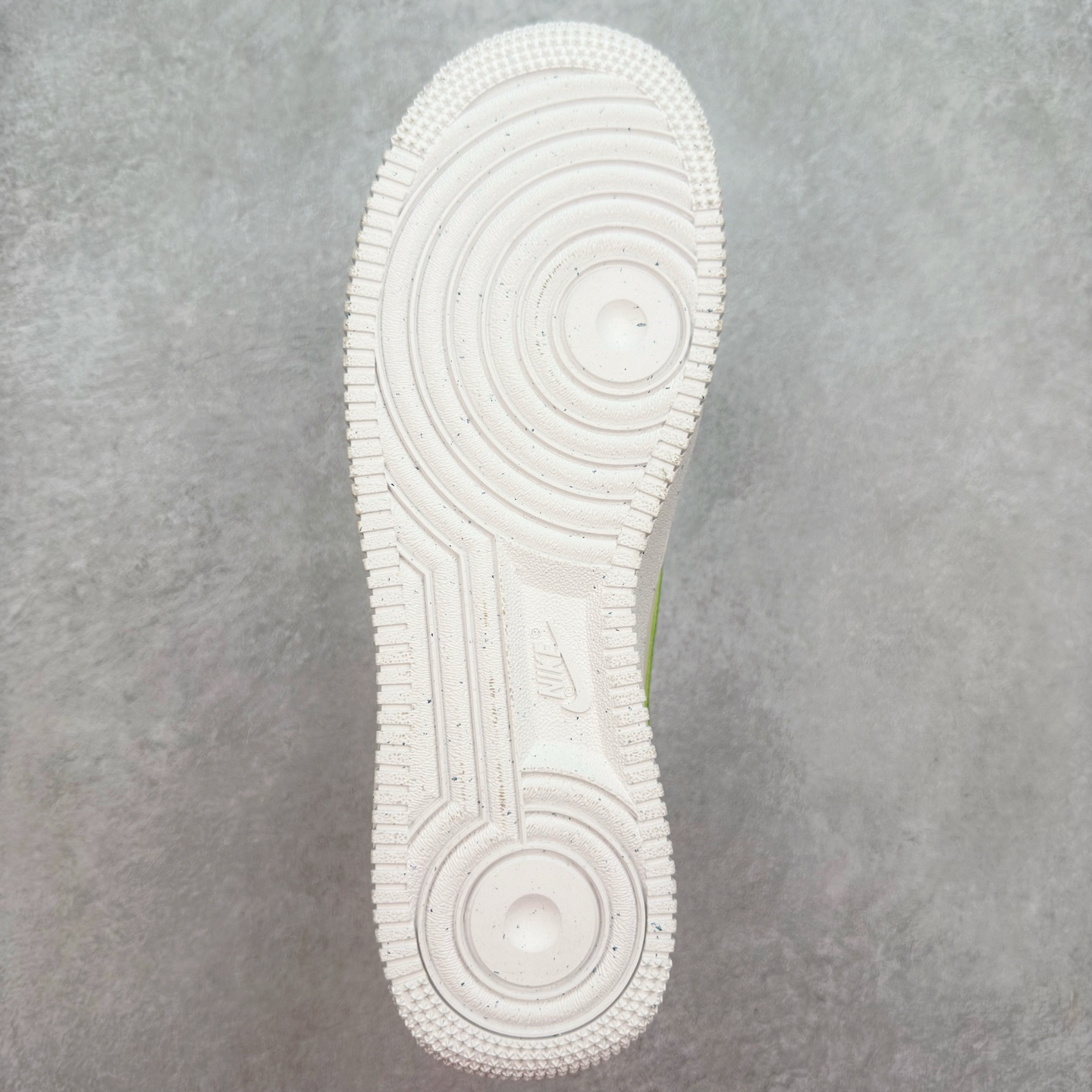 图片[9]-＃XT纯原 NK Air Force 1´07 Low 空军一号低帮百搭休闲运动板鞋 DV3808-102 顶级批次 2022全新楦头鞋型 鱼鳞大底 历时开发三个月 清洁度完美 二维码鞋标 内置芯片及solo气垫 大底高度及其弧度依照正品 钢印 logo刺绣 鞋口弧度 鞋头长度 鞋面冲孔 鞋垫背胶及钢印 完美鞋型对比正品 每一处都是细节满满 柔软、弹性十足的缓震性能和出色的中底设计 横跨复古与现代的外型结合 造就出风靡全球 三十多年的Force 1 直到今天还深受青睐 实拍调校N版已经零色差零失真 百分百还原实物色彩所见即所得 不存在货不对板色差等低级问题 选购参考实物拍摄 不混卖不参货 只用心做好货严格选品 承诺混一赔十 尺码：36 36.5 37.5 38 38.5 39 40 40.5 41 42 42.5 43 44 44.5 45-选品中心