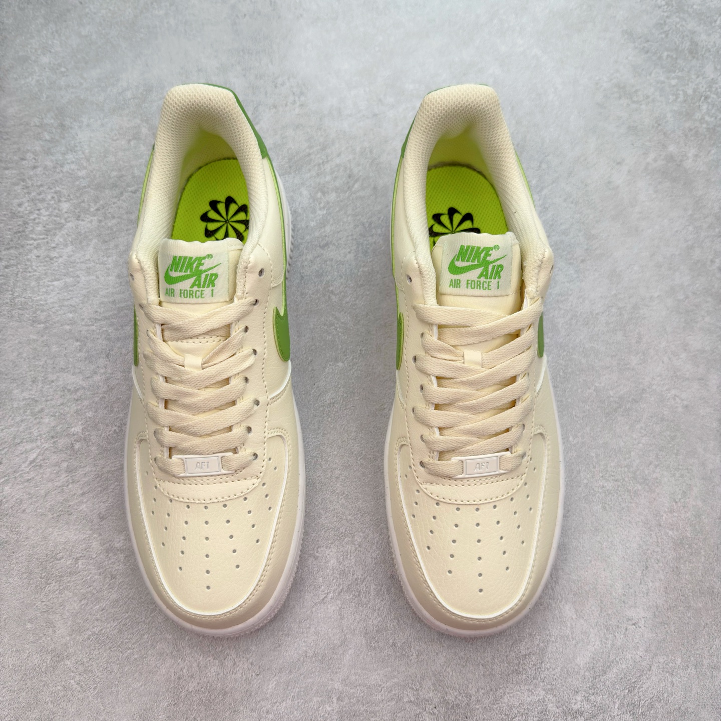 图片[2]-＃XT纯原 NK Air Force 1´07 Low 空军一号低帮百搭休闲运动板鞋 DV3808-102 顶级批次 2022全新楦头鞋型 鱼鳞大底 历时开发三个月 清洁度完美 二维码鞋标 内置芯片及solo气垫 大底高度及其弧度依照正品 钢印 logo刺绣 鞋口弧度 鞋头长度 鞋面冲孔 鞋垫背胶及钢印 完美鞋型对比正品 每一处都是细节满满 柔软、弹性十足的缓震性能和出色的中底设计 横跨复古与现代的外型结合 造就出风靡全球 三十多年的Force 1 直到今天还深受青睐 实拍调校N版已经零色差零失真 百分百还原实物色彩所见即所得 不存在货不对板色差等低级问题 选购参考实物拍摄 不混卖不参货 只用心做好货严格选品 承诺混一赔十 尺码：36 36.5 37.5 38 38.5 39 40 40.5 41 42 42.5 43 44 44.5 45-选品中心