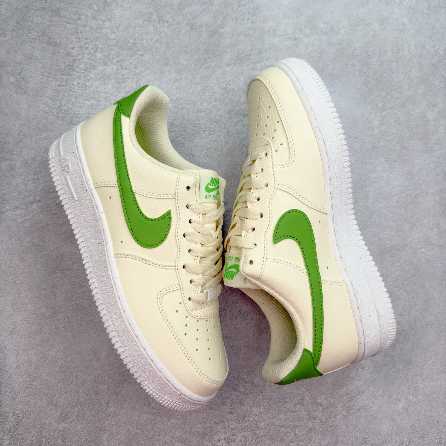 图片[3]-＃XT纯原 NK Air Force 1´07 Low 空军一号低帮百搭休闲运动板鞋 DV3808-102 顶级批次 2022全新楦头鞋型 鱼鳞大底 历时开发三个月 清洁度完美 二维码鞋标 内置芯片及solo气垫 大底高度及其弧度依照正品 钢印 logo刺绣 鞋口弧度 鞋头长度 鞋面冲孔 鞋垫背胶及钢印 完美鞋型对比正品 每一处都是细节满满 柔软、弹性十足的缓震性能和出色的中底设计 横跨复古与现代的外型结合 造就出风靡全球 三十多年的Force 1 直到今天还深受青睐 实拍调校N版已经零色差零失真 百分百还原实物色彩所见即所得 不存在货不对板色差等低级问题 选购参考实物拍摄 不混卖不参货 只用心做好货严格选品 承诺混一赔十 尺码：36 36.5 37.5 38 38.5 39 40 40.5 41 42 42.5 43 44 44.5 45-选品中心