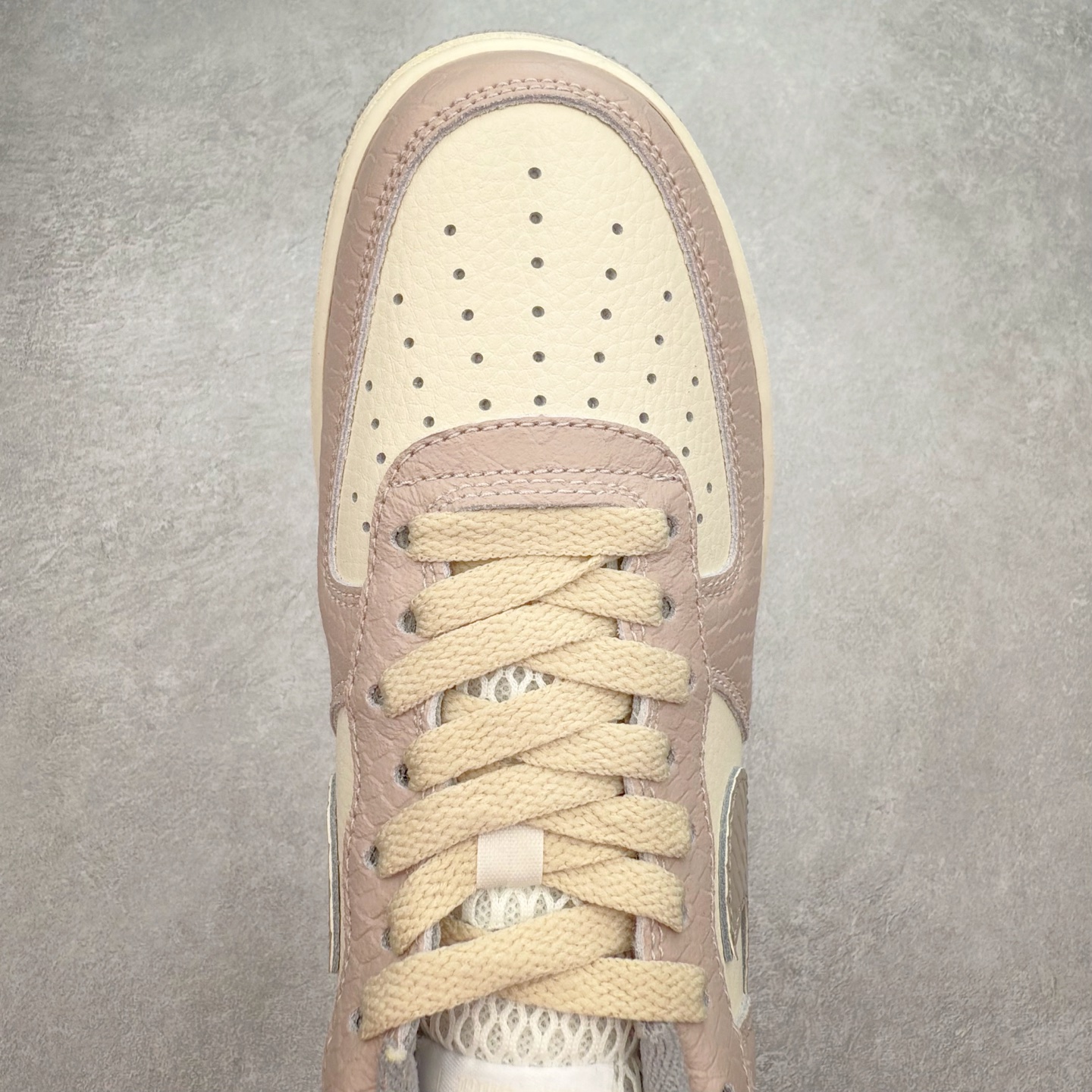 图片[4]-＃XT纯原 NK Air Force 1´07 Low 空军一号低帮百搭休闲运动板鞋 DX2678-100 顶级批次 2022全新楦头鞋型 鱼鳞大底 历时开发三个月 清洁度完美 二维码鞋标 内置芯片及solo气垫 大底高度及其弧度依照正品 钢印 logo刺绣 鞋口弧度 鞋头长度 鞋面冲孔 鞋垫背胶及钢印 完美鞋型对比正品 每一处都是细节满满 柔软、弹性十足的缓震性能和出色的中底设计 横跨复古与现代的外型结合 造就出风靡全球 三十多年的Force 1 直到今天还深受青睐 实拍调校N版已经零色差零失真 百分百还原实物色彩所见即所得 不存在货不对板色差等低级问题 选购参考实物拍摄 不混卖不参货 只用心做好货严格选品 承诺混一赔十 尺码：36 36.5 37.5 38 38.5 39 40 40.5 41 42 42.5 43 44 44.5 45-选品中心