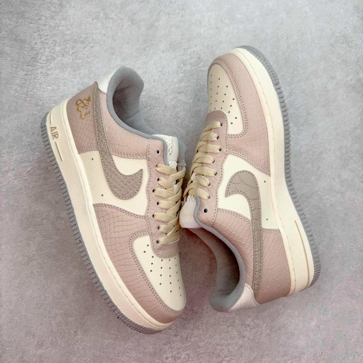 图片[3]-＃XT纯原 NK Air Force 1´07 Low 空军一号低帮百搭休闲运动板鞋 DX2678-100 顶级批次 2022全新楦头鞋型 鱼鳞大底 历时开发三个月 清洁度完美 二维码鞋标 内置芯片及solo气垫 大底高度及其弧度依照正品 钢印 logo刺绣 鞋口弧度 鞋头长度 鞋面冲孔 鞋垫背胶及钢印 完美鞋型对比正品 每一处都是细节满满 柔软、弹性十足的缓震性能和出色的中底设计 横跨复古与现代的外型结合 造就出风靡全球 三十多年的Force 1 直到今天还深受青睐 实拍调校N版已经零色差零失真 百分百还原实物色彩所见即所得 不存在货不对板色差等低级问题 选购参考实物拍摄 不混卖不参货 只用心做好货严格选品 承诺混一赔十 尺码：36 36.5 37.5 38 38.5 39 40 40.5 41 42 42.5 43 44 44.5 45-选品中心