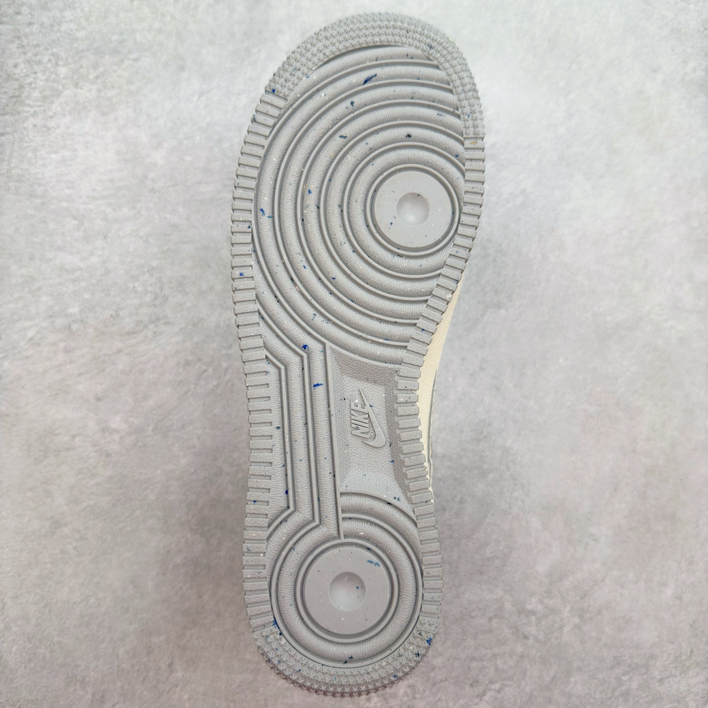 图片[9]-＃XT纯原 NK Air Force 1´07 Low 空军一号低帮百搭休闲运动板鞋 DX2678-100 顶级批次 2022全新楦头鞋型 鱼鳞大底 历时开发三个月 清洁度完美 二维码鞋标 内置芯片及solo气垫 大底高度及其弧度依照正品 钢印 logo刺绣 鞋口弧度 鞋头长度 鞋面冲孔 鞋垫背胶及钢印 完美鞋型对比正品 每一处都是细节满满 柔软、弹性十足的缓震性能和出色的中底设计 横跨复古与现代的外型结合 造就出风靡全球 三十多年的Force 1 直到今天还深受青睐 实拍调校N版已经零色差零失真 百分百还原实物色彩所见即所得 不存在货不对板色差等低级问题 选购参考实物拍摄 不混卖不参货 只用心做好货严格选品 承诺混一赔十 尺码：36 36.5 37.5 38 38.5 39 40 40.5 41 42 42.5 43 44 44.5 45-选品中心