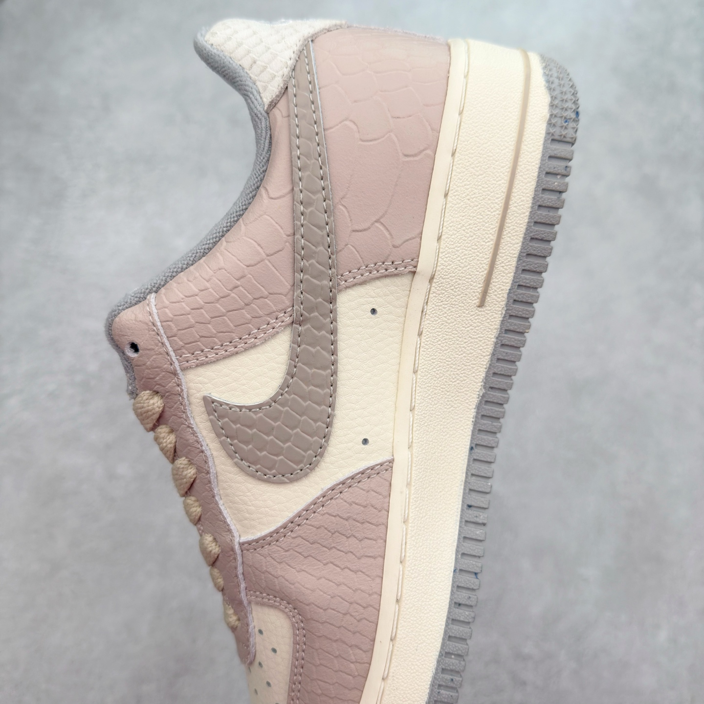 图片[7]-＃XT纯原 NK Air Force 1´07 Low 空军一号低帮百搭休闲运动板鞋 DX2678-100 顶级批次 2022全新楦头鞋型 鱼鳞大底 历时开发三个月 清洁度完美 二维码鞋标 内置芯片及solo气垫 大底高度及其弧度依照正品 钢印 logo刺绣 鞋口弧度 鞋头长度 鞋面冲孔 鞋垫背胶及钢印 完美鞋型对比正品 每一处都是细节满满 柔软、弹性十足的缓震性能和出色的中底设计 横跨复古与现代的外型结合 造就出风靡全球 三十多年的Force 1 直到今天还深受青睐 实拍调校N版已经零色差零失真 百分百还原实物色彩所见即所得 不存在货不对板色差等低级问题 选购参考实物拍摄 不混卖不参货 只用心做好货严格选品 承诺混一赔十 尺码：36 36.5 37.5 38 38.5 39 40 40.5 41 42 42.5 43 44 44.5 45-选品中心