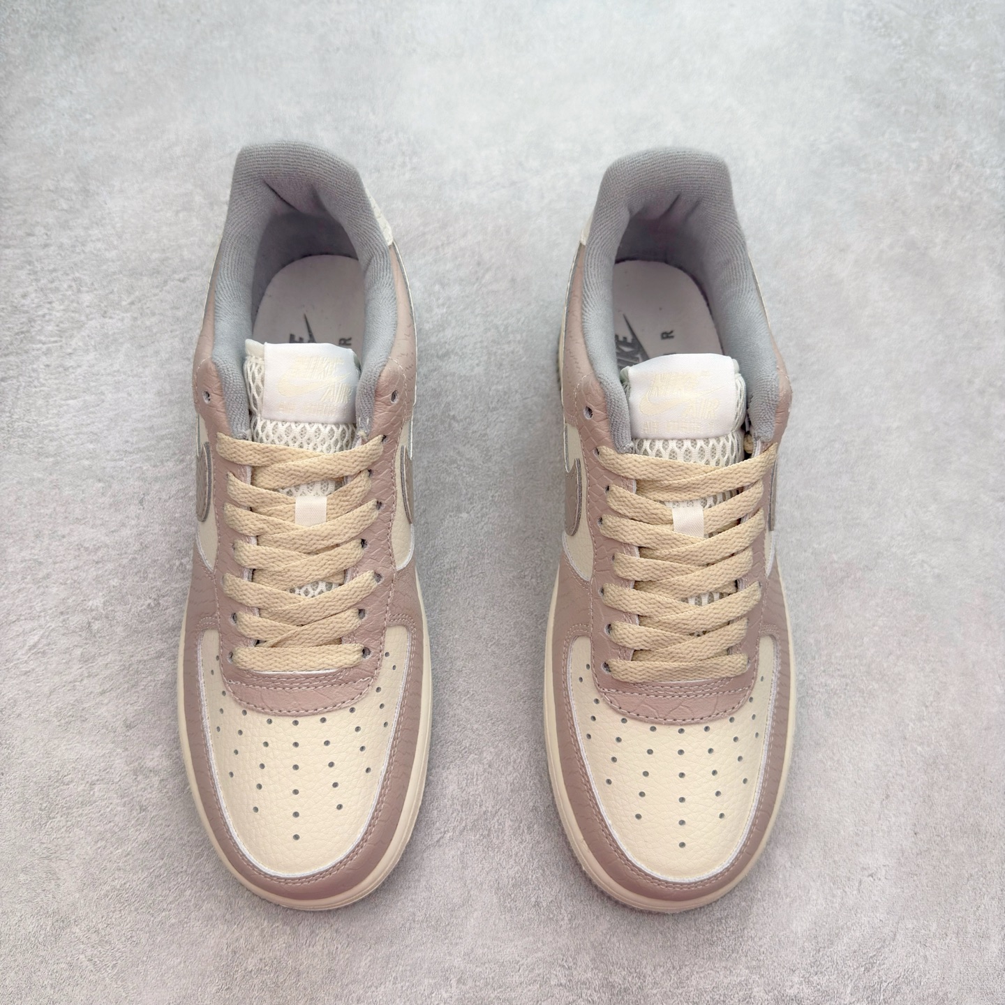 图片[2]-＃XT纯原 NK Air Force 1´07 Low 空军一号低帮百搭休闲运动板鞋 DX2678-100 顶级批次 2022全新楦头鞋型 鱼鳞大底 历时开发三个月 清洁度完美 二维码鞋标 内置芯片及solo气垫 大底高度及其弧度依照正品 钢印 logo刺绣 鞋口弧度 鞋头长度 鞋面冲孔 鞋垫背胶及钢印 完美鞋型对比正品 每一处都是细节满满 柔软、弹性十足的缓震性能和出色的中底设计 横跨复古与现代的外型结合 造就出风靡全球 三十多年的Force 1 直到今天还深受青睐 实拍调校N版已经零色差零失真 百分百还原实物色彩所见即所得 不存在货不对板色差等低级问题 选购参考实物拍摄 不混卖不参货 只用心做好货严格选品 承诺混一赔十 尺码：36 36.5 37.5 38 38.5 39 40 40.5 41 42 42.5 43 44 44.5 45-选品中心