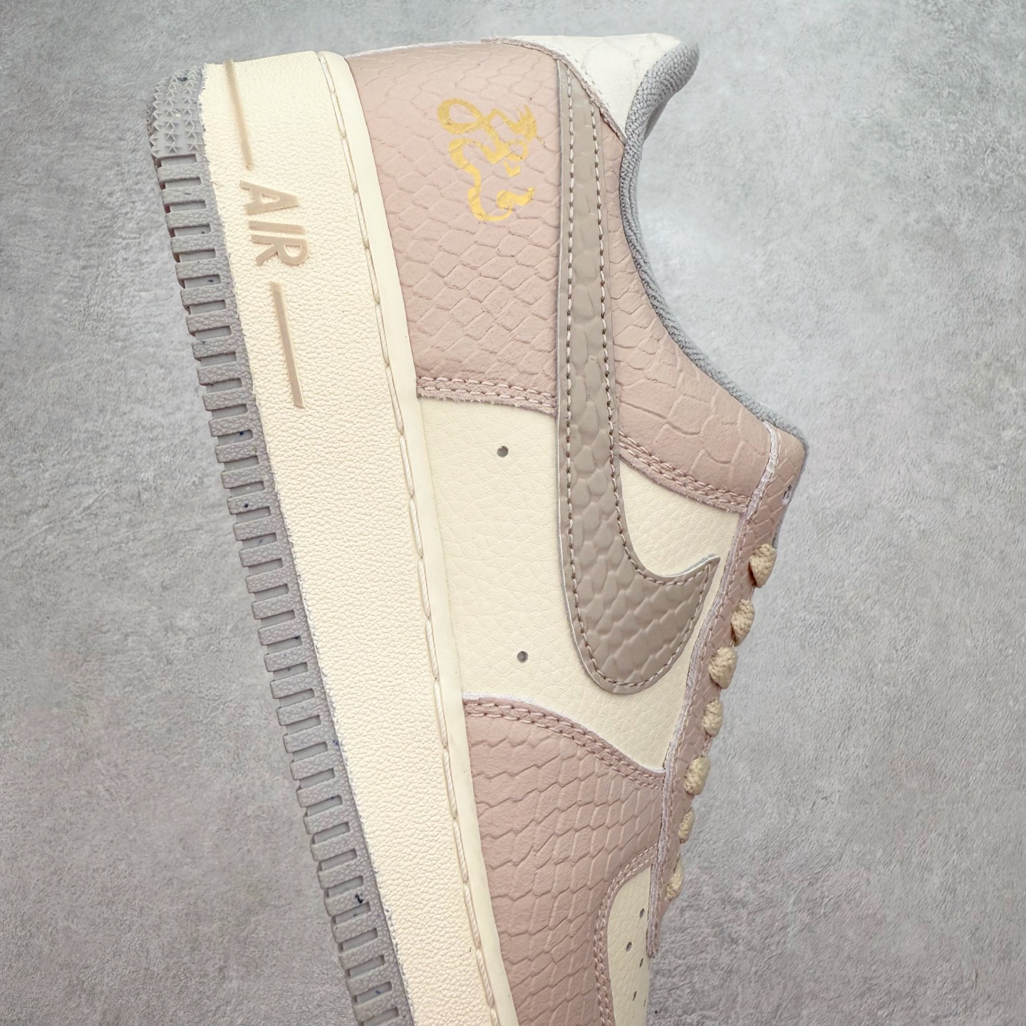 图片[6]-＃XT纯原 NK Air Force 1´07 Low 空军一号低帮百搭休闲运动板鞋 DX2678-100 顶级批次 2022全新楦头鞋型 鱼鳞大底 历时开发三个月 清洁度完美 二维码鞋标 内置芯片及solo气垫 大底高度及其弧度依照正品 钢印 logo刺绣 鞋口弧度 鞋头长度 鞋面冲孔 鞋垫背胶及钢印 完美鞋型对比正品 每一处都是细节满满 柔软、弹性十足的缓震性能和出色的中底设计 横跨复古与现代的外型结合 造就出风靡全球 三十多年的Force 1 直到今天还深受青睐 实拍调校N版已经零色差零失真 百分百还原实物色彩所见即所得 不存在货不对板色差等低级问题 选购参考实物拍摄 不混卖不参货 只用心做好货严格选品 承诺混一赔十 尺码：36 36.5 37.5 38 38.5 39 40 40.5 41 42 42.5 43 44 44.5 45-选品中心