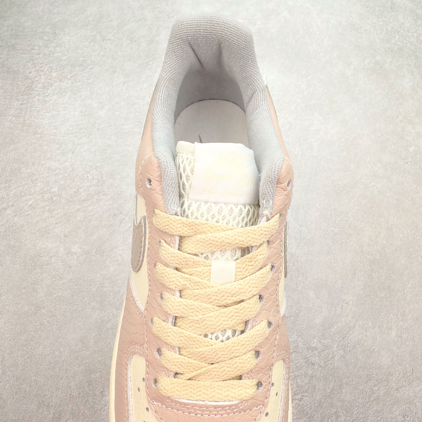 图片[5]-＃XT纯原 NK Air Force 1´07 Low 空军一号低帮百搭休闲运动板鞋 DX2678-100 顶级批次 2022全新楦头鞋型 鱼鳞大底 历时开发三个月 清洁度完美 二维码鞋标 内置芯片及solo气垫 大底高度及其弧度依照正品 钢印 logo刺绣 鞋口弧度 鞋头长度 鞋面冲孔 鞋垫背胶及钢印 完美鞋型对比正品 每一处都是细节满满 柔软、弹性十足的缓震性能和出色的中底设计 横跨复古与现代的外型结合 造就出风靡全球 三十多年的Force 1 直到今天还深受青睐 实拍调校N版已经零色差零失真 百分百还原实物色彩所见即所得 不存在货不对板色差等低级问题 选购参考实物拍摄 不混卖不参货 只用心做好货严格选品 承诺混一赔十 尺码：36 36.5 37.5 38 38.5 39 40 40.5 41 42 42.5 43 44 44.5 45-选品中心