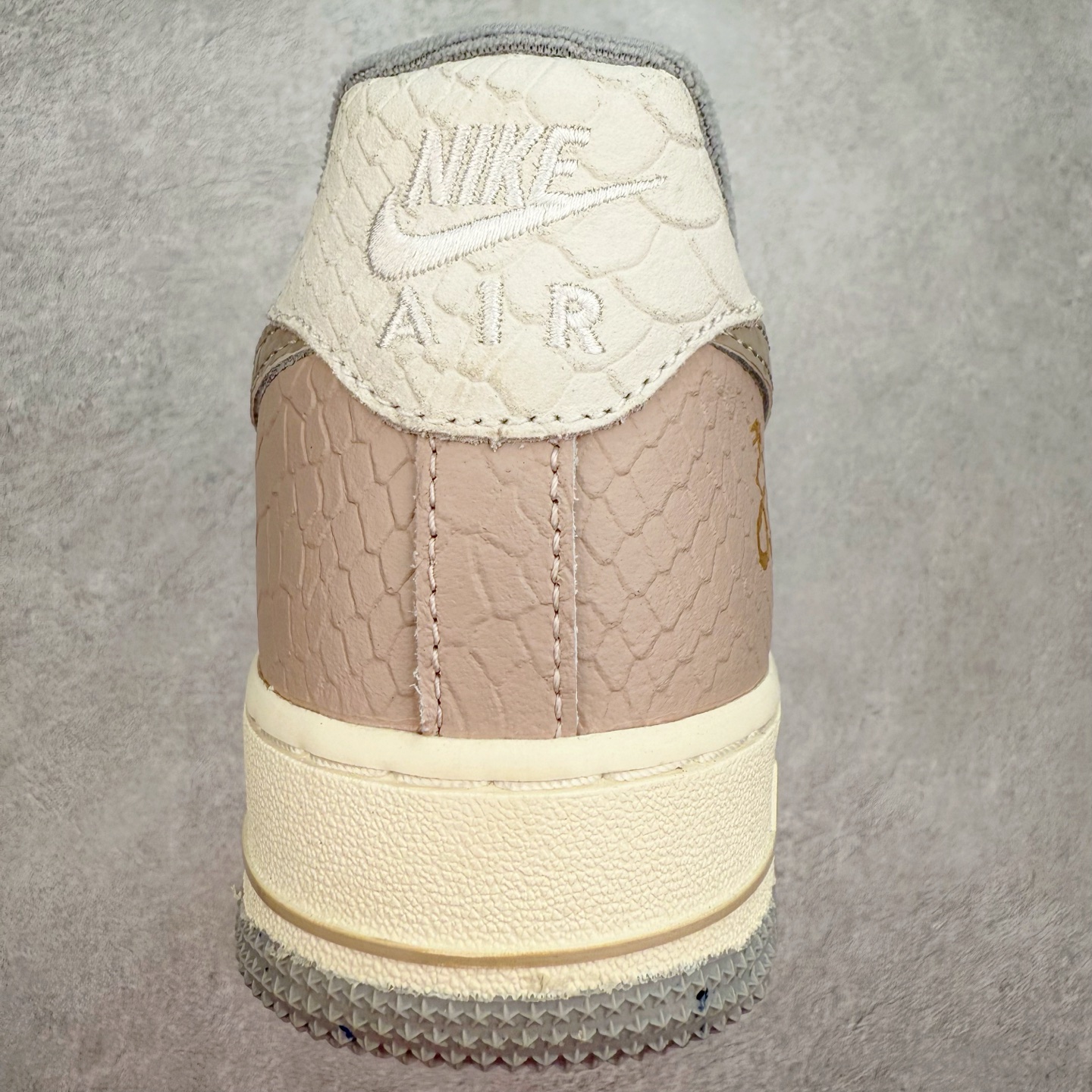 图片[8]-＃XT纯原 NK Air Force 1´07 Low 空军一号低帮百搭休闲运动板鞋 DX2678-100 顶级批次 2022全新楦头鞋型 鱼鳞大底 历时开发三个月 清洁度完美 二维码鞋标 内置芯片及solo气垫 大底高度及其弧度依照正品 钢印 logo刺绣 鞋口弧度 鞋头长度 鞋面冲孔 鞋垫背胶及钢印 完美鞋型对比正品 每一处都是细节满满 柔软、弹性十足的缓震性能和出色的中底设计 横跨复古与现代的外型结合 造就出风靡全球 三十多年的Force 1 直到今天还深受青睐 实拍调校N版已经零色差零失真 百分百还原实物色彩所见即所得 不存在货不对板色差等低级问题 选购参考实物拍摄 不混卖不参货 只用心做好货严格选品 承诺混一赔十 尺码：36 36.5 37.5 38 38.5 39 40 40.5 41 42 42.5 43 44 44.5 45-选品中心