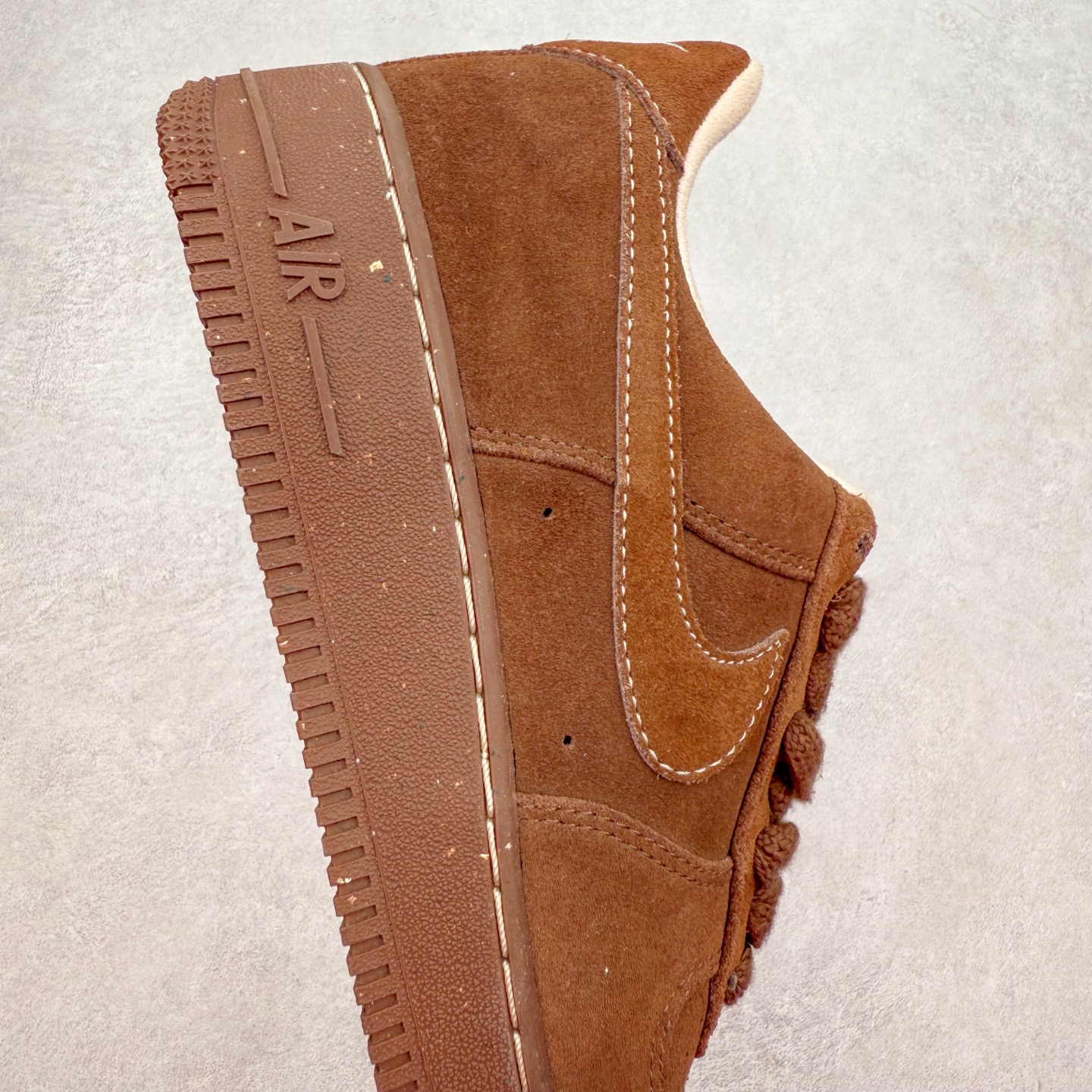 图片[6]-＃XT纯原 NK Air Force 1´07 Low 空军一号低帮百搭休闲运动板鞋 FQ8901-259 顶级批次 2022全新楦头鞋型 鱼鳞大底 历时开发三个月 清洁度完美 二维码鞋标 内置芯片及solo气垫 大底高度及其弧度依照正品 钢印 logo刺绣 鞋口弧度 鞋头长度 鞋面冲孔 鞋垫背胶及钢印 完美鞋型对比正品 每一处都是细节满满 柔软、弹性十足的缓震性能和出色的中底设计 横跨复古与现代的外型结合 造就出风靡全球 三十多年的Force 1 直到今天还深受青睐 实拍调校N版已经零色差零失真 百分百还原实物色彩所见即所得 不存在货不对板色差等低级问题 选购参考实物拍摄 不混卖不参货 只用心做好货严格选品 承诺混一赔十 尺码：36 36.5 37.5 38 38.5 39 40 40.5 41 42 42.5 43 44 44.5 45-选品中心