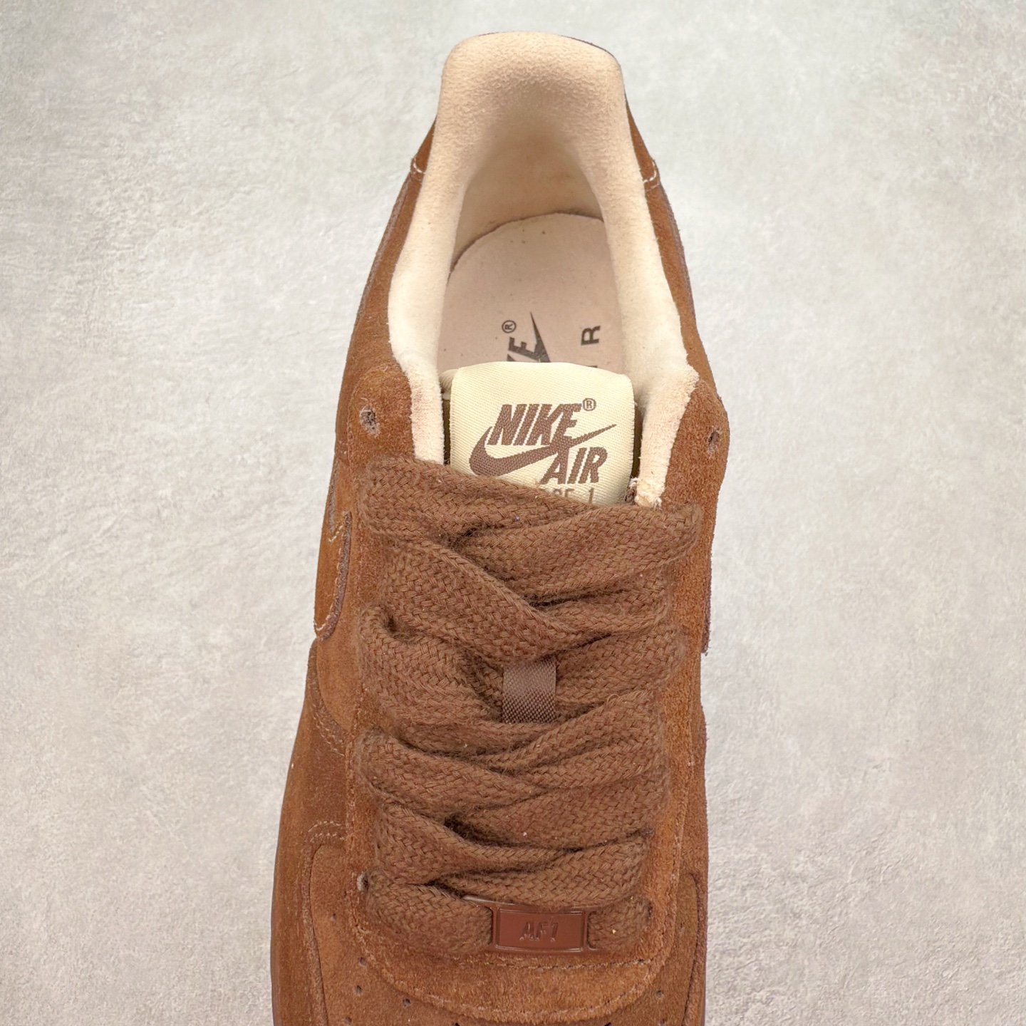 图片[5]-＃XT纯原 NK Air Force 1´07 Low 空军一号低帮百搭休闲运动板鞋 FQ8901-259 顶级批次 2022全新楦头鞋型 鱼鳞大底 历时开发三个月 清洁度完美 二维码鞋标 内置芯片及solo气垫 大底高度及其弧度依照正品 钢印 logo刺绣 鞋口弧度 鞋头长度 鞋面冲孔 鞋垫背胶及钢印 完美鞋型对比正品 每一处都是细节满满 柔软、弹性十足的缓震性能和出色的中底设计 横跨复古与现代的外型结合 造就出风靡全球 三十多年的Force 1 直到今天还深受青睐 实拍调校N版已经零色差零失真 百分百还原实物色彩所见即所得 不存在货不对板色差等低级问题 选购参考实物拍摄 不混卖不参货 只用心做好货严格选品 承诺混一赔十 尺码：36 36.5 37.5 38 38.5 39 40 40.5 41 42 42.5 43 44 44.5 45-选品中心