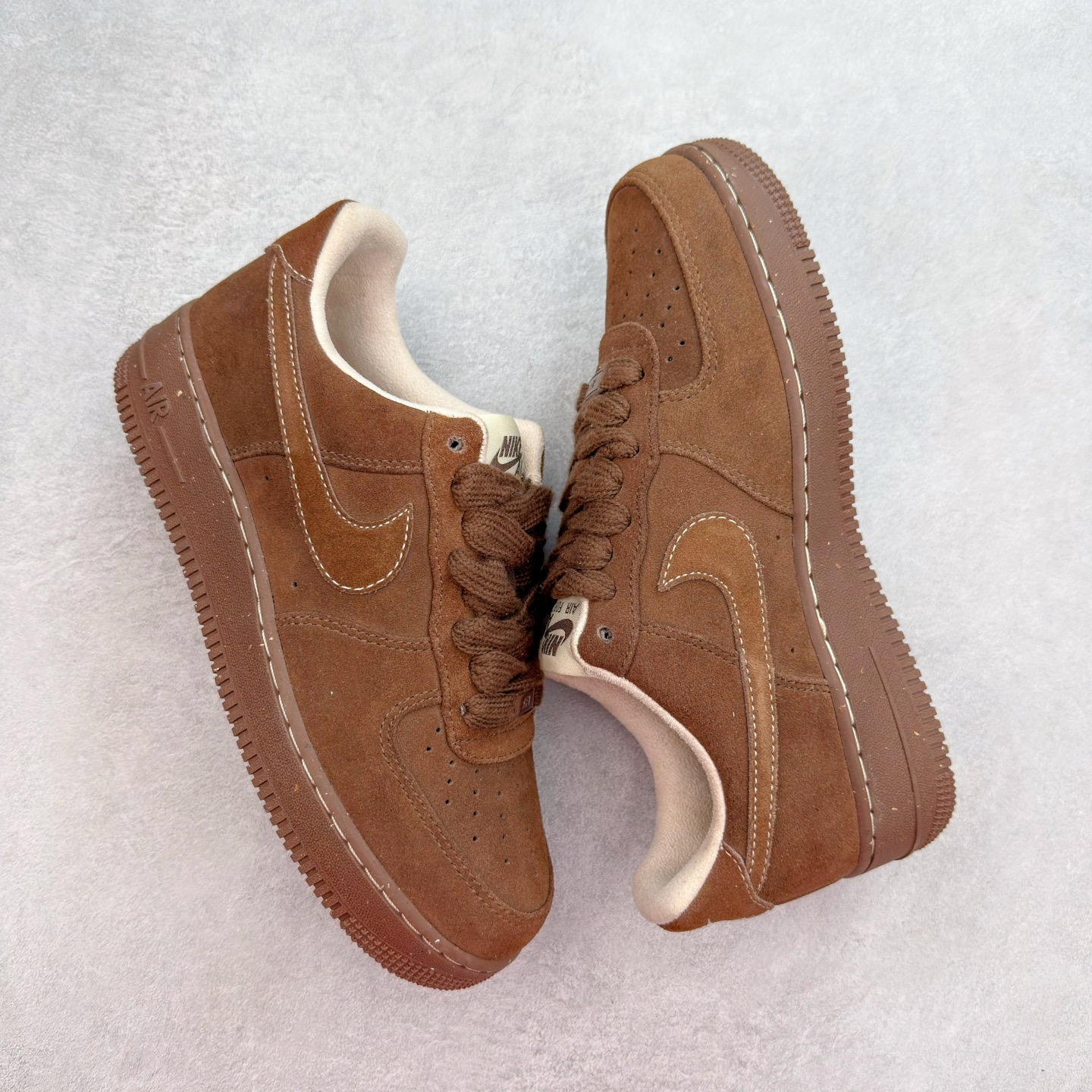 图片[3]-＃XT纯原 NK Air Force 1´07 Low 空军一号低帮百搭休闲运动板鞋 FQ8901-259 顶级批次 2022全新楦头鞋型 鱼鳞大底 历时开发三个月 清洁度完美 二维码鞋标 内置芯片及solo气垫 大底高度及其弧度依照正品 钢印 logo刺绣 鞋口弧度 鞋头长度 鞋面冲孔 鞋垫背胶及钢印 完美鞋型对比正品 每一处都是细节满满 柔软、弹性十足的缓震性能和出色的中底设计 横跨复古与现代的外型结合 造就出风靡全球 三十多年的Force 1 直到今天还深受青睐 实拍调校N版已经零色差零失真 百分百还原实物色彩所见即所得 不存在货不对板色差等低级问题 选购参考实物拍摄 不混卖不参货 只用心做好货严格选品 承诺混一赔十 尺码：36 36.5 37.5 38 38.5 39 40 40.5 41 42 42.5 43 44 44.5 45-选品中心