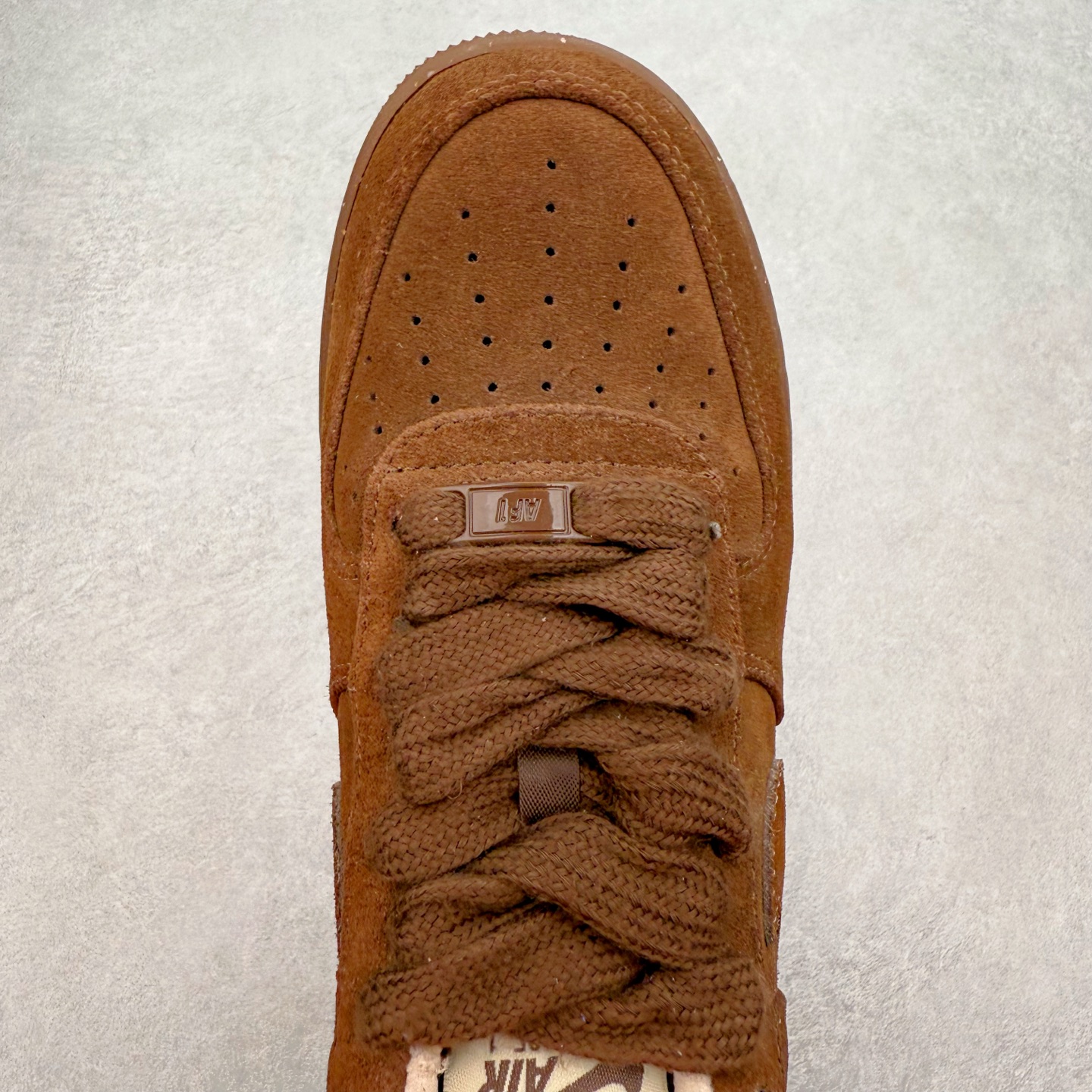 图片[4]-＃XT纯原 NK Air Force 1´07 Low 空军一号低帮百搭休闲运动板鞋 FQ8901-259 顶级批次 2022全新楦头鞋型 鱼鳞大底 历时开发三个月 清洁度完美 二维码鞋标 内置芯片及solo气垫 大底高度及其弧度依照正品 钢印 logo刺绣 鞋口弧度 鞋头长度 鞋面冲孔 鞋垫背胶及钢印 完美鞋型对比正品 每一处都是细节满满 柔软、弹性十足的缓震性能和出色的中底设计 横跨复古与现代的外型结合 造就出风靡全球 三十多年的Force 1 直到今天还深受青睐 实拍调校N版已经零色差零失真 百分百还原实物色彩所见即所得 不存在货不对板色差等低级问题 选购参考实物拍摄 不混卖不参货 只用心做好货严格选品 承诺混一赔十 尺码：36 36.5 37.5 38 38.5 39 40 40.5 41 42 42.5 43 44 44.5 45-选品中心