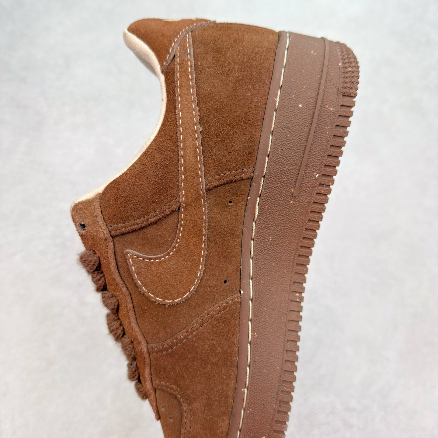 图片[7]-＃XT纯原 NK Air Force 1´07 Low 空军一号低帮百搭休闲运动板鞋 FQ8901-259 顶级批次 2022全新楦头鞋型 鱼鳞大底 历时开发三个月 清洁度完美 二维码鞋标 内置芯片及solo气垫 大底高度及其弧度依照正品 钢印 logo刺绣 鞋口弧度 鞋头长度 鞋面冲孔 鞋垫背胶及钢印 完美鞋型对比正品 每一处都是细节满满 柔软、弹性十足的缓震性能和出色的中底设计 横跨复古与现代的外型结合 造就出风靡全球 三十多年的Force 1 直到今天还深受青睐 实拍调校N版已经零色差零失真 百分百还原实物色彩所见即所得 不存在货不对板色差等低级问题 选购参考实物拍摄 不混卖不参货 只用心做好货严格选品 承诺混一赔十 尺码：36 36.5 37.5 38 38.5 39 40 40.5 41 42 42.5 43 44 44.5 45-选品中心