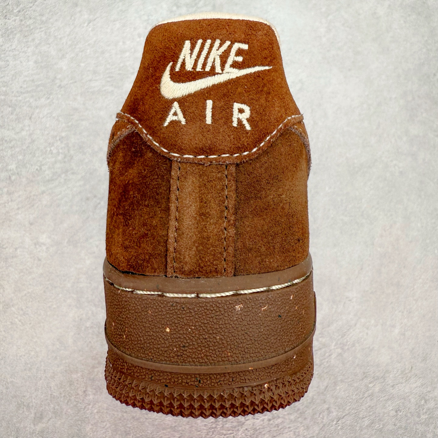 图片[8]-＃XT纯原 NK Air Force 1´07 Low 空军一号低帮百搭休闲运动板鞋 FQ8901-259 顶级批次 2022全新楦头鞋型 鱼鳞大底 历时开发三个月 清洁度完美 二维码鞋标 内置芯片及solo气垫 大底高度及其弧度依照正品 钢印 logo刺绣 鞋口弧度 鞋头长度 鞋面冲孔 鞋垫背胶及钢印 完美鞋型对比正品 每一处都是细节满满 柔软、弹性十足的缓震性能和出色的中底设计 横跨复古与现代的外型结合 造就出风靡全球 三十多年的Force 1 直到今天还深受青睐 实拍调校N版已经零色差零失真 百分百还原实物色彩所见即所得 不存在货不对板色差等低级问题 选购参考实物拍摄 不混卖不参货 只用心做好货严格选品 承诺混一赔十 尺码：36 36.5 37.5 38 38.5 39 40 40.5 41 42 42.5 43 44 44.5 45-选品中心