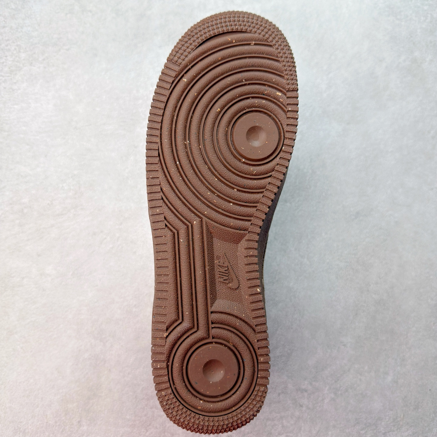 图片[9]-＃XT纯原 NK Air Force 1´07 Low 空军一号低帮百搭休闲运动板鞋 FQ8901-259 顶级批次 2022全新楦头鞋型 鱼鳞大底 历时开发三个月 清洁度完美 二维码鞋标 内置芯片及solo气垫 大底高度及其弧度依照正品 钢印 logo刺绣 鞋口弧度 鞋头长度 鞋面冲孔 鞋垫背胶及钢印 完美鞋型对比正品 每一处都是细节满满 柔软、弹性十足的缓震性能和出色的中底设计 横跨复古与现代的外型结合 造就出风靡全球 三十多年的Force 1 直到今天还深受青睐 实拍调校N版已经零色差零失真 百分百还原实物色彩所见即所得 不存在货不对板色差等低级问题 选购参考实物拍摄 不混卖不参货 只用心做好货严格选品 承诺混一赔十 尺码：36 36.5 37.5 38 38.5 39 40 40.5 41 42 42.5 43 44 44.5 45-选品中心