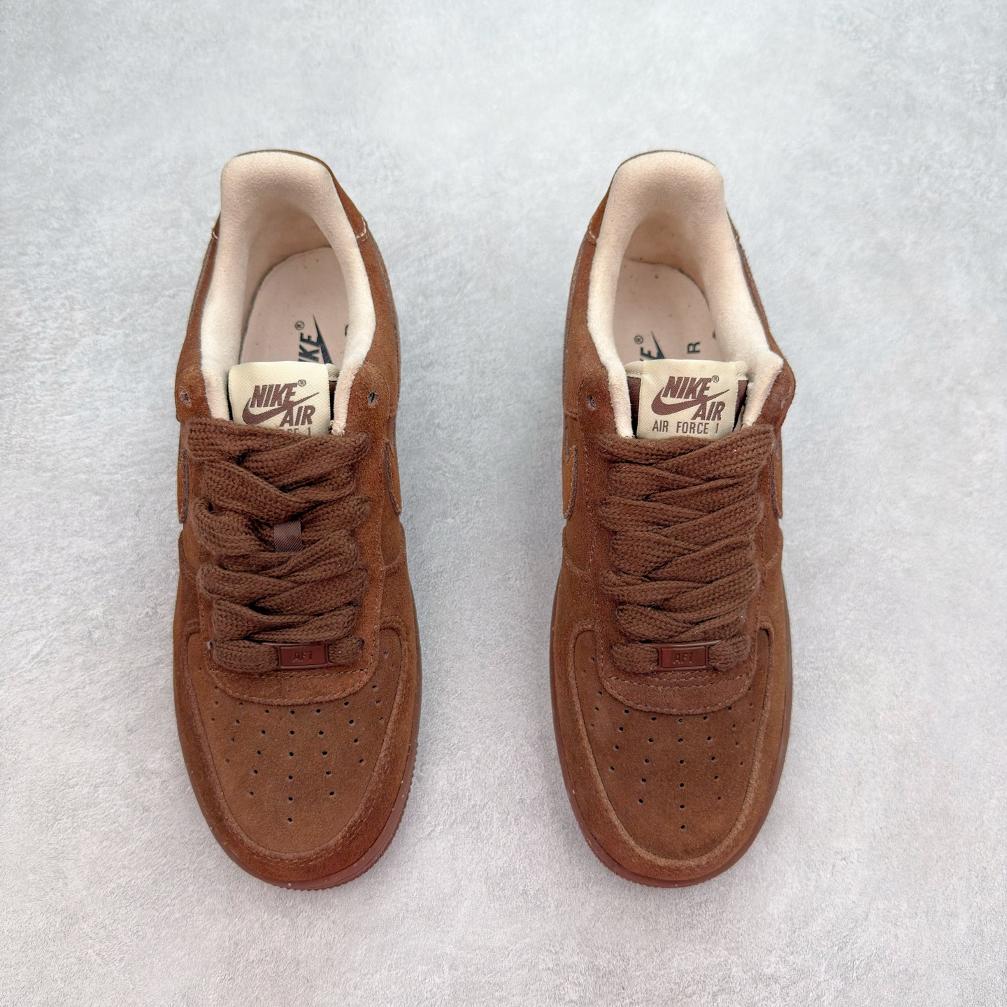 图片[2]-＃XT纯原 NK Air Force 1´07 Low 空军一号低帮百搭休闲运动板鞋 FQ8901-259 顶级批次 2022全新楦头鞋型 鱼鳞大底 历时开发三个月 清洁度完美 二维码鞋标 内置芯片及solo气垫 大底高度及其弧度依照正品 钢印 logo刺绣 鞋口弧度 鞋头长度 鞋面冲孔 鞋垫背胶及钢印 完美鞋型对比正品 每一处都是细节满满 柔软、弹性十足的缓震性能和出色的中底设计 横跨复古与现代的外型结合 造就出风靡全球 三十多年的Force 1 直到今天还深受青睐 实拍调校N版已经零色差零失真 百分百还原实物色彩所见即所得 不存在货不对板色差等低级问题 选购参考实物拍摄 不混卖不参货 只用心做好货严格选品 承诺混一赔十 尺码：36 36.5 37.5 38 38.5 39 40 40.5 41 42 42.5 43 44 44.5 45-选品中心