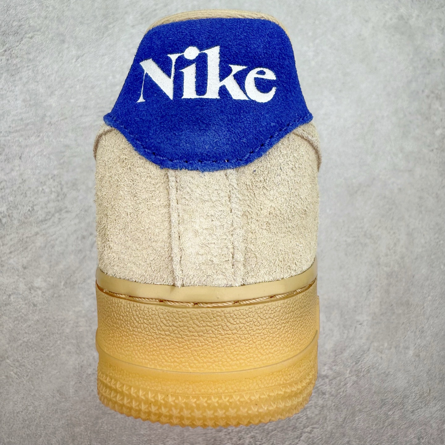 图片[8]-＃XT纯原 NK Air Force 1´07 Low 空军一号低帮百搭休闲运动板鞋 FN7202-224 顶级批次 2022全新楦头鞋型 鱼鳞大底 历时开发三个月 清洁度完美 二维码鞋标 内置芯片及solo气垫 大底高度及其弧度依照正品 钢印 logo刺绣 鞋口弧度 鞋头长度 鞋面冲孔 鞋垫背胶及钢印 完美鞋型对比正品 每一处都是细节满满 柔软、弹性十足的缓震性能和出色的中底设计 横跨复古与现代的外型结合 造就出风靡全球 三十多年的Force 1 直到今天还深受青睐 实拍调校N版已经零色差零失真 百分百还原实物色彩所见即所得 不存在货不对板色差等低级问题 选购参考实物拍摄 不混卖不参货 只用心做好货严格选品 承诺混一赔十 尺码：36 36.5 37.5 38 38.5 39 40 40.5 41 42 42.5 43 44 44.5 45-选品中心