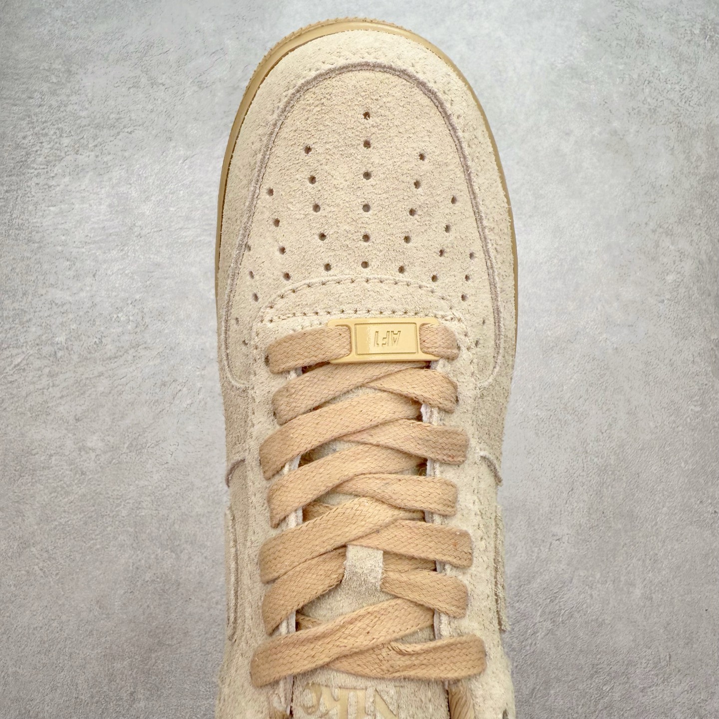 图片[4]-＃XT纯原 NK Air Force 1´07 Low 空军一号低帮百搭休闲运动板鞋 FN7202-224 顶级批次 2022全新楦头鞋型 鱼鳞大底 历时开发三个月 清洁度完美 二维码鞋标 内置芯片及solo气垫 大底高度及其弧度依照正品 钢印 logo刺绣 鞋口弧度 鞋头长度 鞋面冲孔 鞋垫背胶及钢印 完美鞋型对比正品 每一处都是细节满满 柔软、弹性十足的缓震性能和出色的中底设计 横跨复古与现代的外型结合 造就出风靡全球 三十多年的Force 1 直到今天还深受青睐 实拍调校N版已经零色差零失真 百分百还原实物色彩所见即所得 不存在货不对板色差等低级问题 选购参考实物拍摄 不混卖不参货 只用心做好货严格选品 承诺混一赔十 尺码：36 36.5 37.5 38 38.5 39 40 40.5 41 42 42.5 43 44 44.5 45-选品中心