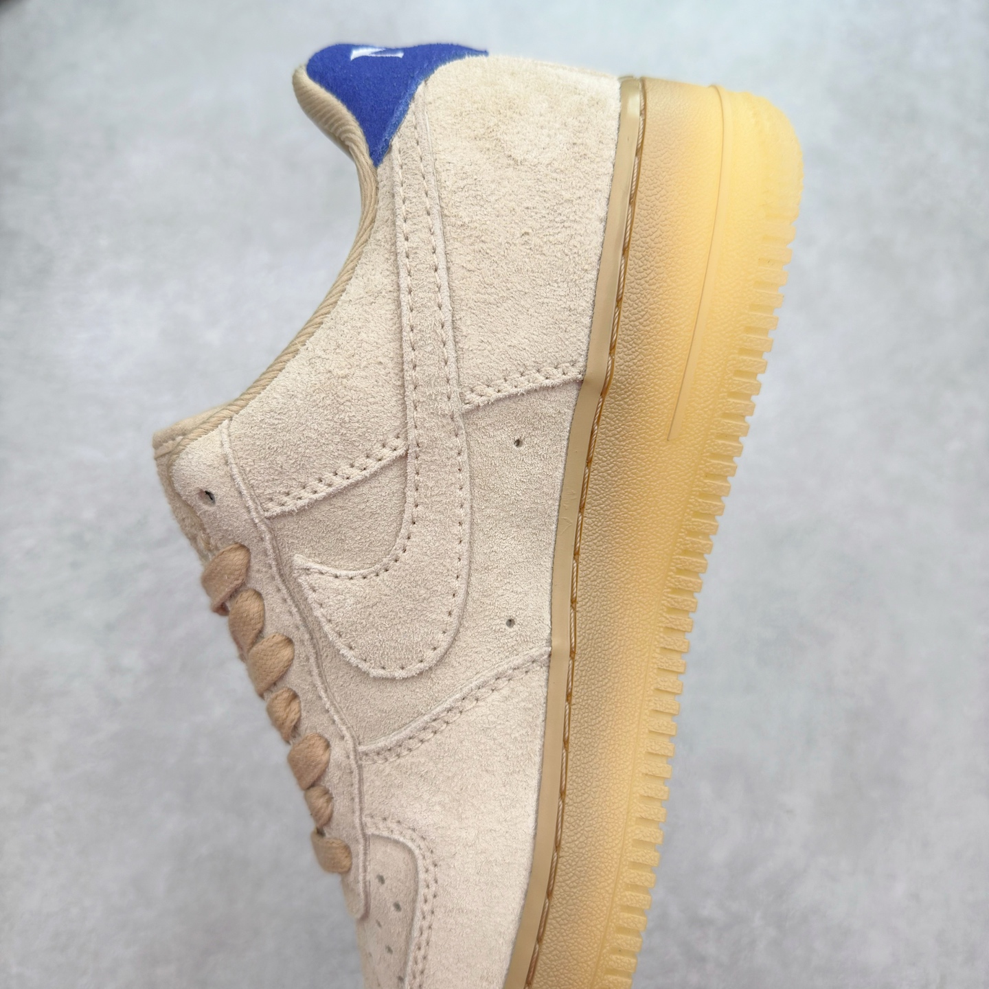 图片[7]-＃XT纯原 NK Air Force 1´07 Low 空军一号低帮百搭休闲运动板鞋 FN7202-224 顶级批次 2022全新楦头鞋型 鱼鳞大底 历时开发三个月 清洁度完美 二维码鞋标 内置芯片及solo气垫 大底高度及其弧度依照正品 钢印 logo刺绣 鞋口弧度 鞋头长度 鞋面冲孔 鞋垫背胶及钢印 完美鞋型对比正品 每一处都是细节满满 柔软、弹性十足的缓震性能和出色的中底设计 横跨复古与现代的外型结合 造就出风靡全球 三十多年的Force 1 直到今天还深受青睐 实拍调校N版已经零色差零失真 百分百还原实物色彩所见即所得 不存在货不对板色差等低级问题 选购参考实物拍摄 不混卖不参货 只用心做好货严格选品 承诺混一赔十 尺码：36 36.5 37.5 38 38.5 39 40 40.5 41 42 42.5 43 44 44.5 45-选品中心