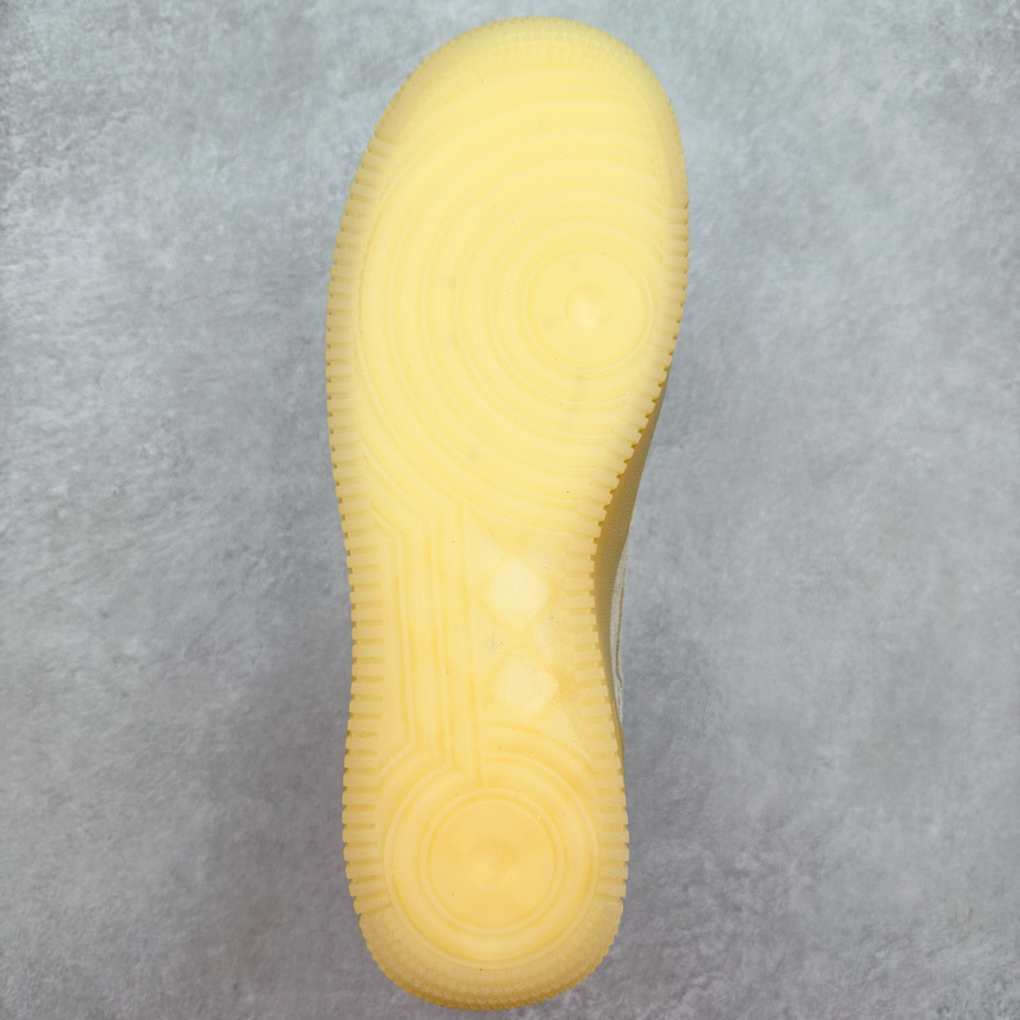 图片[9]-＃XT纯原 NK Air Force 1´07 Low 空军一号低帮百搭休闲运动板鞋 FN7202-224 顶级批次 2022全新楦头鞋型 鱼鳞大底 历时开发三个月 清洁度完美 二维码鞋标 内置芯片及solo气垫 大底高度及其弧度依照正品 钢印 logo刺绣 鞋口弧度 鞋头长度 鞋面冲孔 鞋垫背胶及钢印 完美鞋型对比正品 每一处都是细节满满 柔软、弹性十足的缓震性能和出色的中底设计 横跨复古与现代的外型结合 造就出风靡全球 三十多年的Force 1 直到今天还深受青睐 实拍调校N版已经零色差零失真 百分百还原实物色彩所见即所得 不存在货不对板色差等低级问题 选购参考实物拍摄 不混卖不参货 只用心做好货严格选品 承诺混一赔十 尺码：36 36.5 37.5 38 38.5 39 40 40.5 41 42 42.5 43 44 44.5 45-选品中心